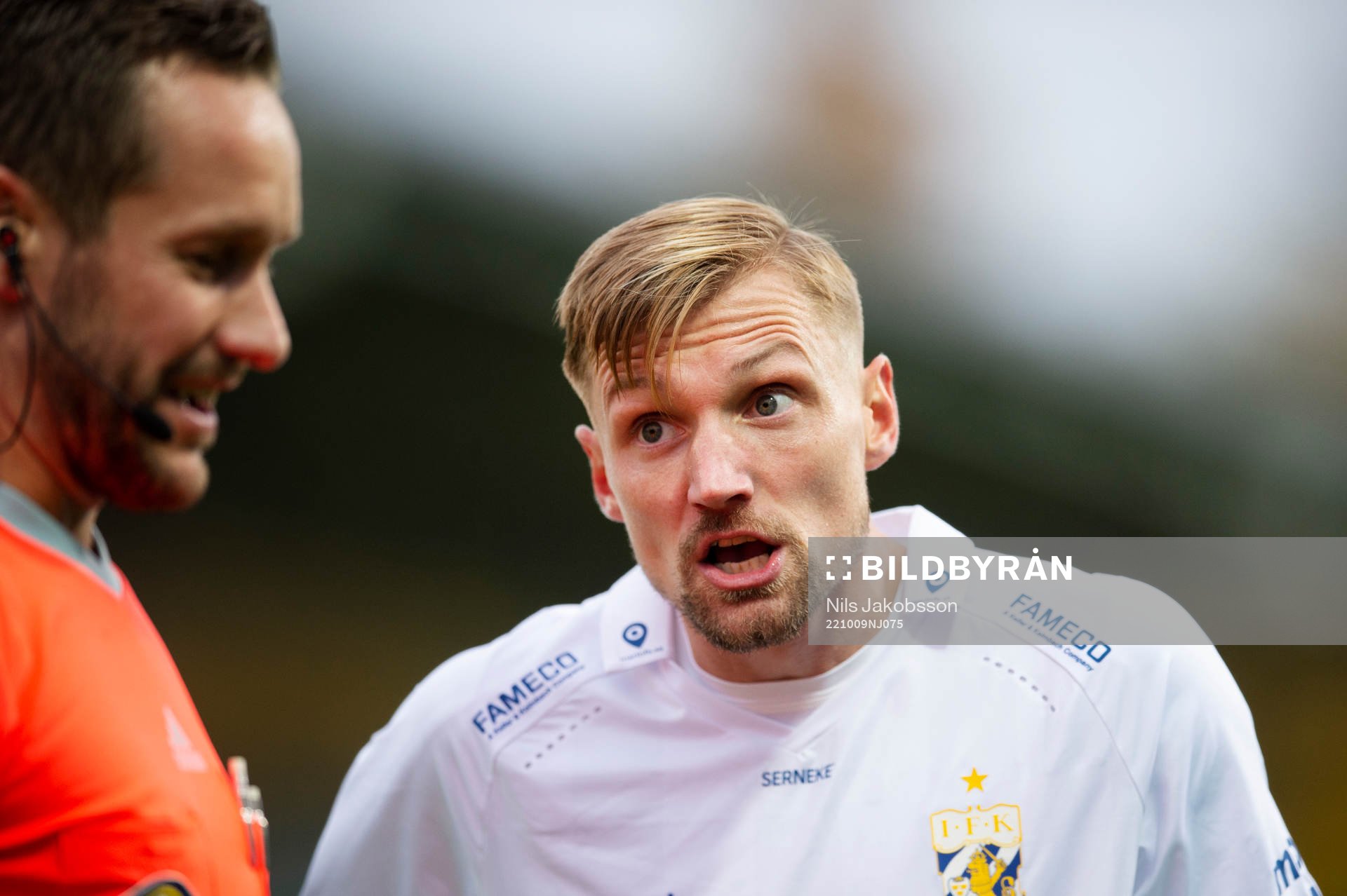 IFK Göteborgs Sebastian Eriksson pratar med domare Victor
