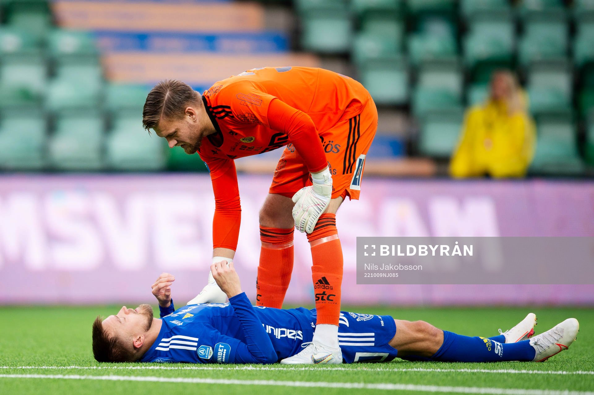 GIF Sundsvalls målvakt Oscar Jonsson kollar läget med