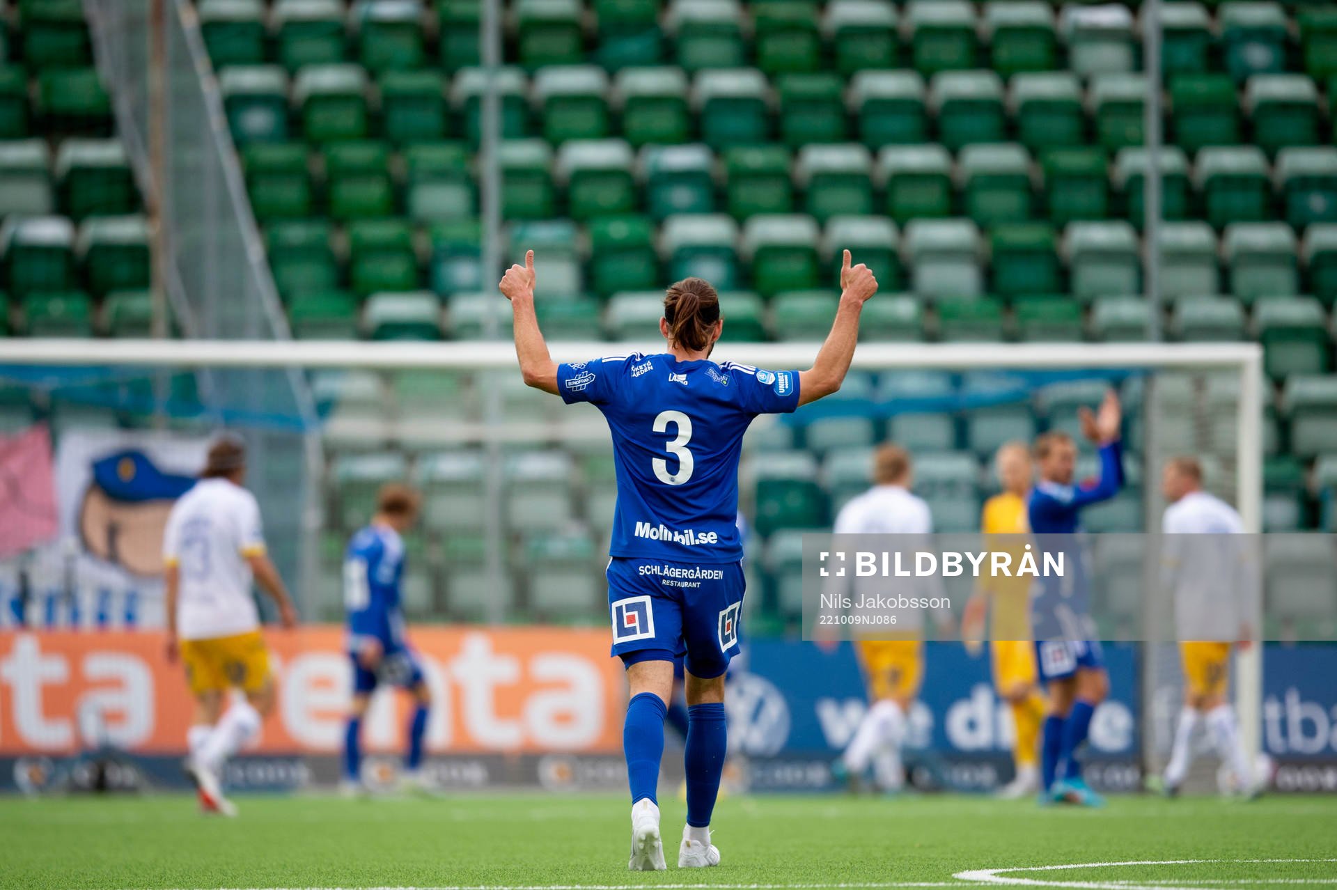 GIF Sundsvalls Forrest Lasso ger tummen upp gånger två under fotbollsmatchen i Allsvenskan mellan GIF Sundsvall och IFK Göteborg den 9 oktober 2022 i Sundsvall.