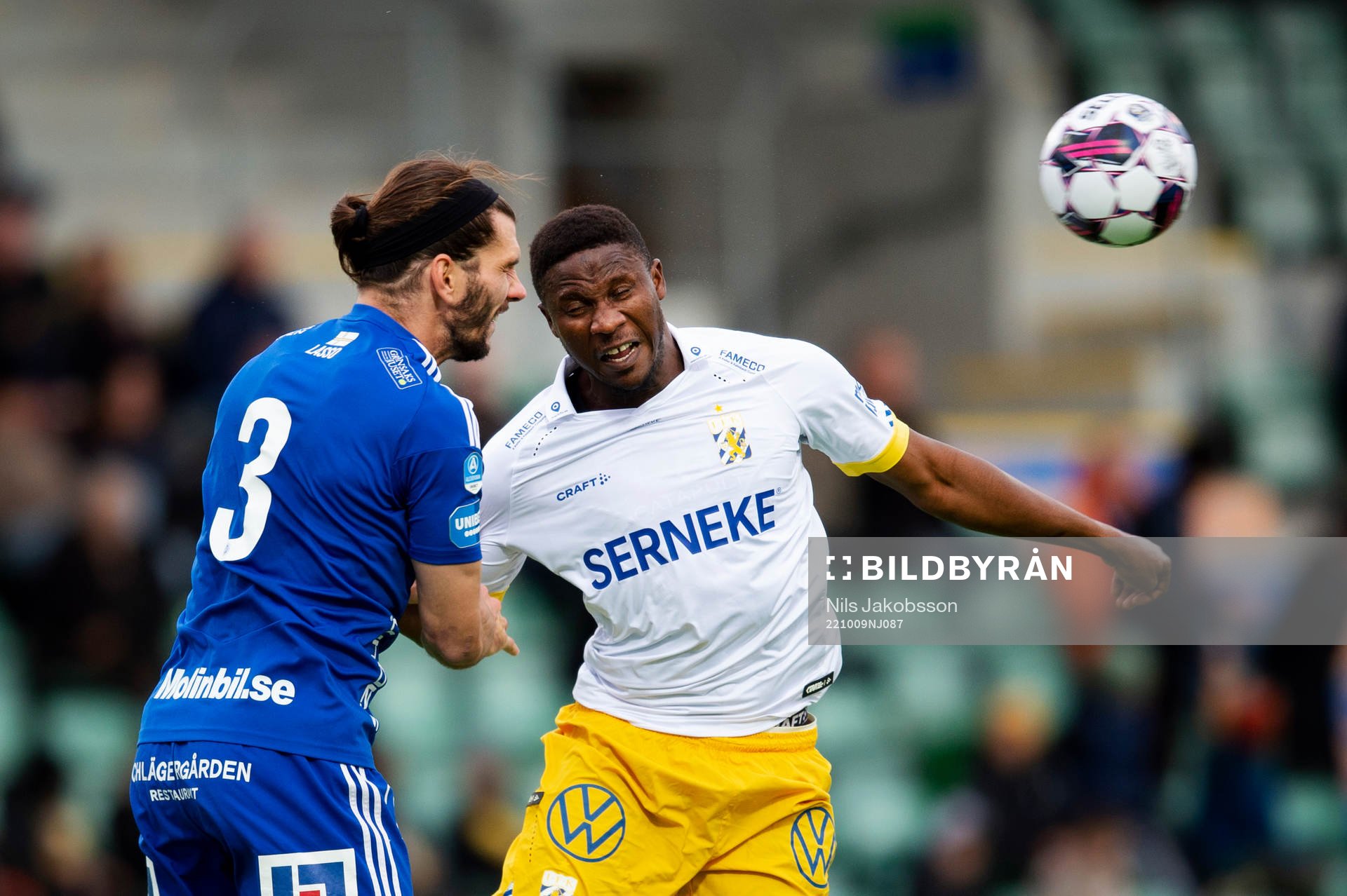 GIF Sundsvalls Forrest Lasso nickar undan bollen framför IFK Göteborgs Suleiman Abdullahi under fotbollsmatchen i Allsvenskan mellan GIF Sundsvall och IFK Göteborg den 9 oktober 2022 i Sundsvall.