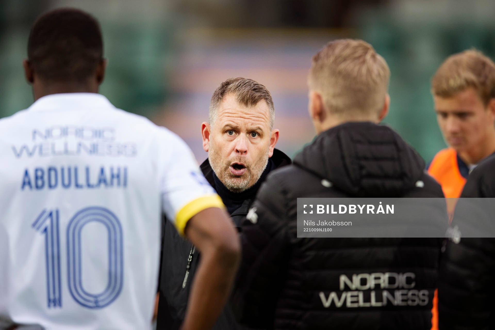 IFK Göteborgs tränare Mikael Stahre pratar med spelarna