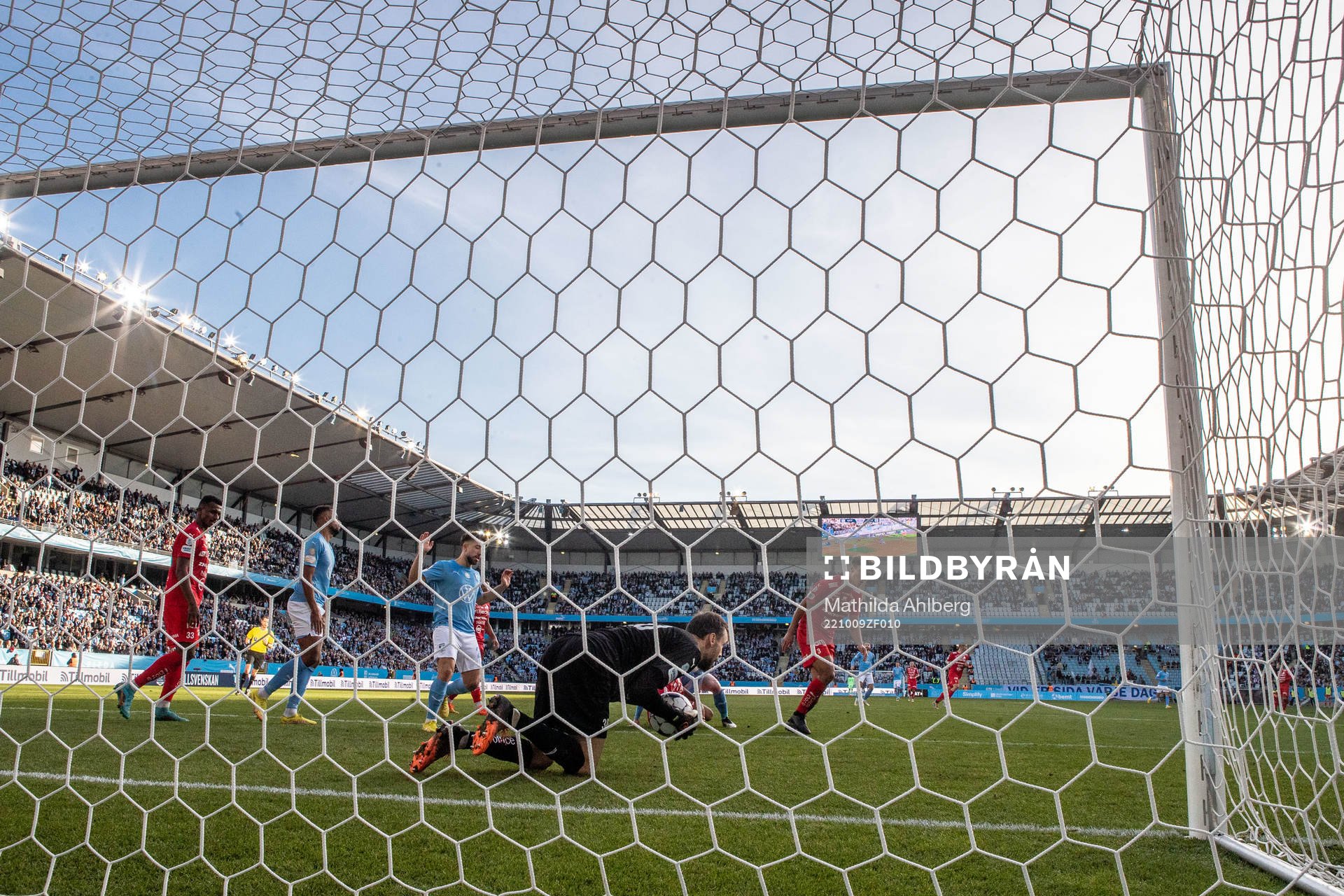 Värnamos målvakt Pilip Vaitsiakhovich räddar