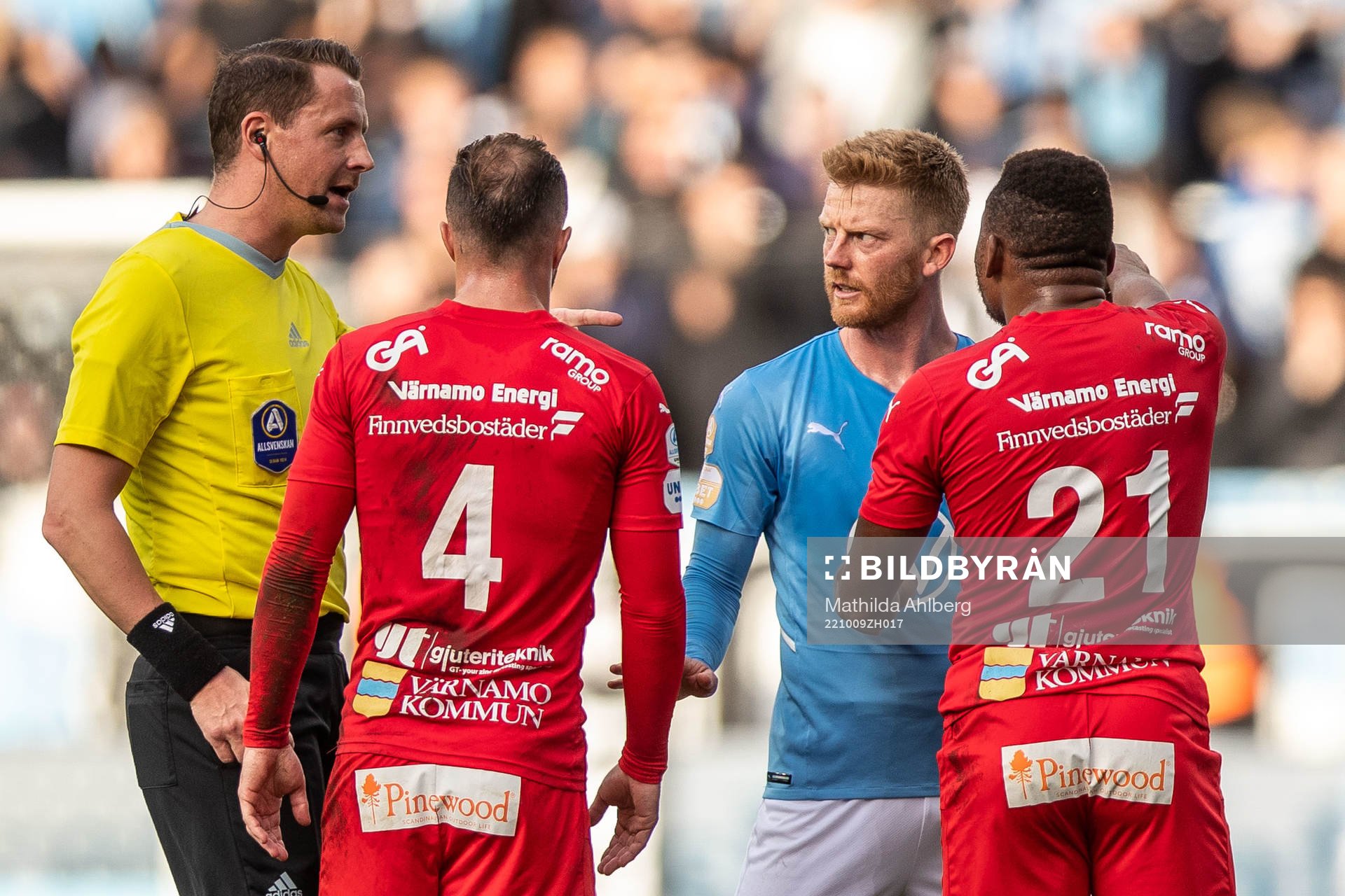 Domare Andreas Ekberg och Malmö FFs Anders Christiansen under fotbollsmatchen i Allsvenskan mellan Malmö FF och Värnamo den 9 oktober 2022 i Malmö.