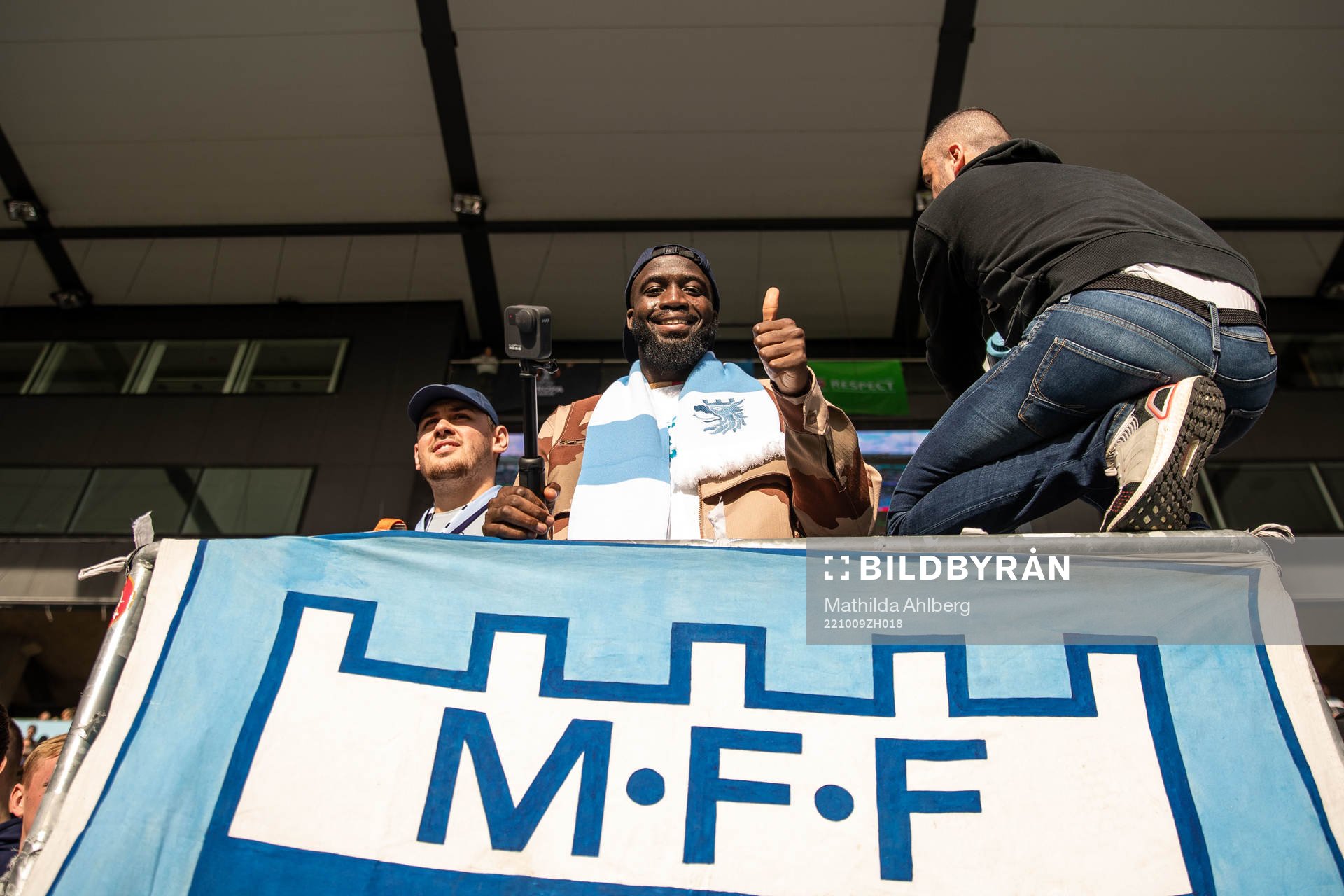 Malmö FFs Mahamé Siby på läktaren under fotbollsmatchen i Allsvenskan mellan Malmö FF och Värnamo den 9 oktober 2022 i Malmö. 