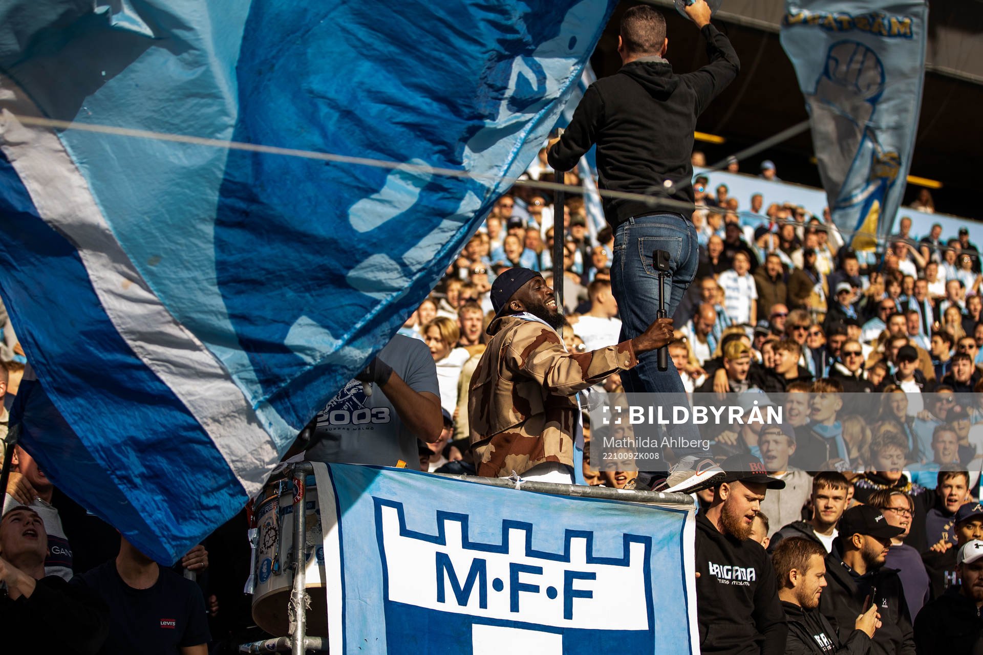 Malmö FFs Mahamé Siby på läktaren under fotbollsmatchen i Allsvenskan mellan Malmö FF och Värnamo den 9 oktober 2022 i Malmö. 
