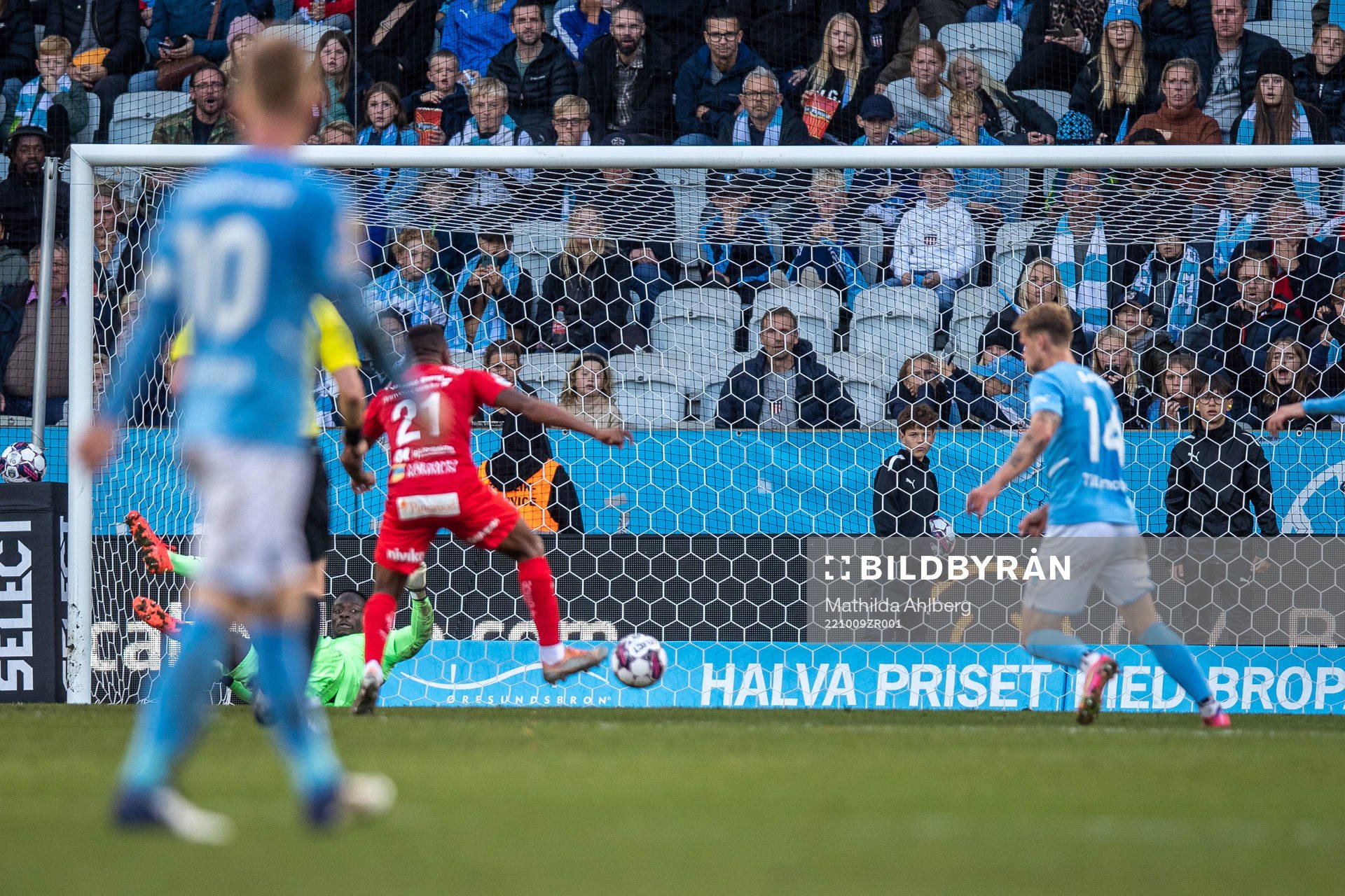 Malmö FFs målvakt Ismael Diawara räddar boll från