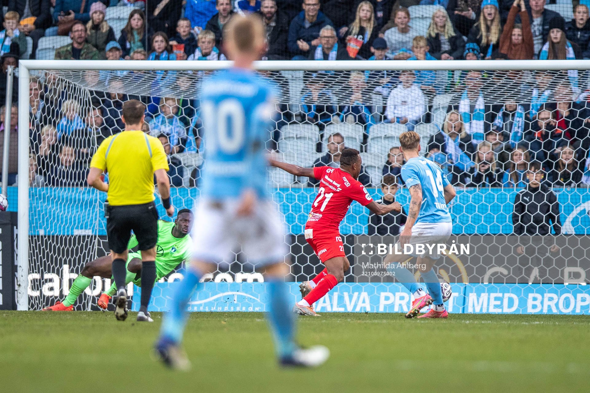 Malmö FFs målvakt Ismael Diawara räddar boll från