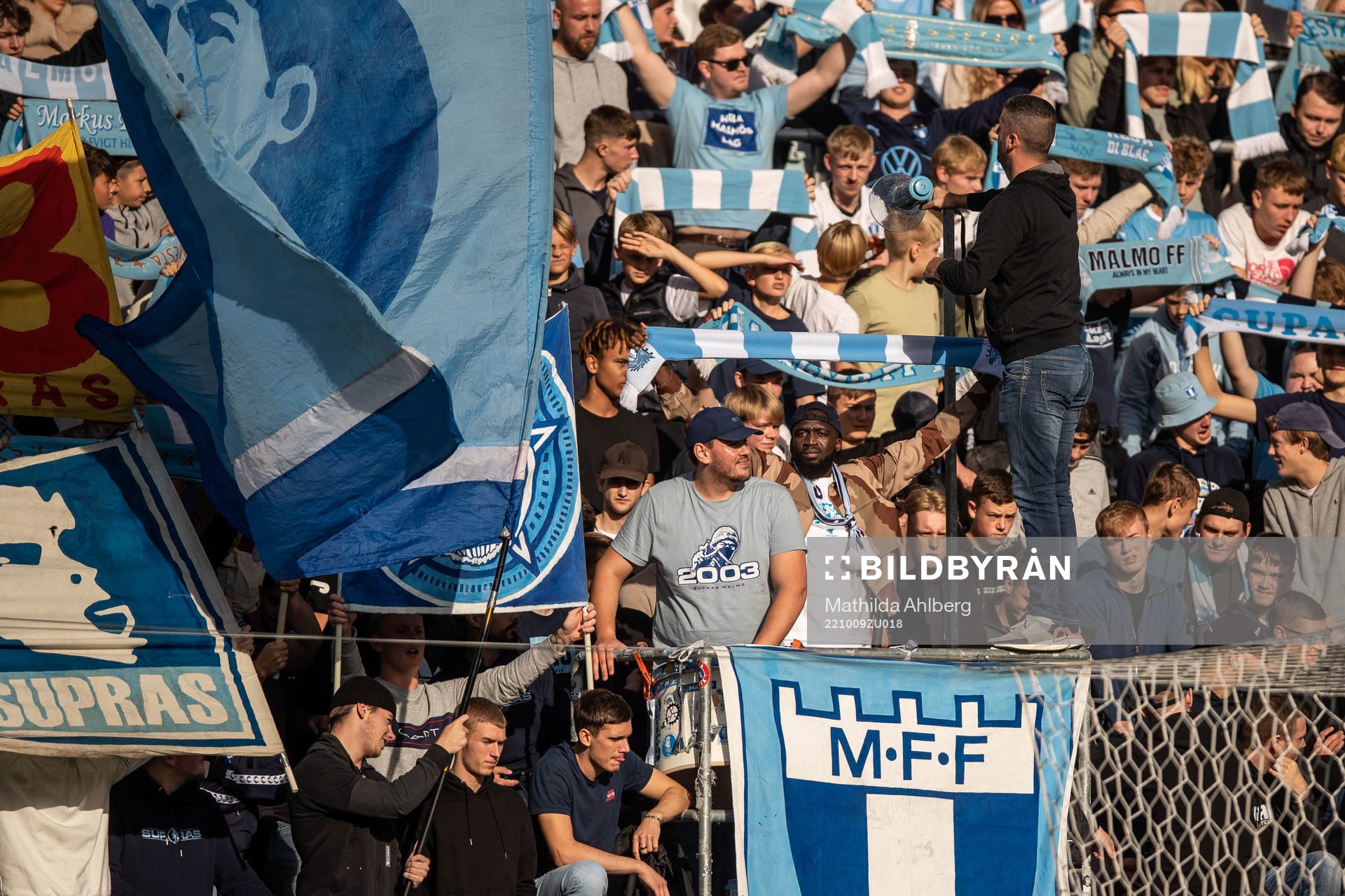 Malmö FFs Mahamé Siby på läktaren under fotbollsmatchen i Allsvenskan mellan Malmö FF och Värnamo den 9 oktober 2022 i Malmö. 