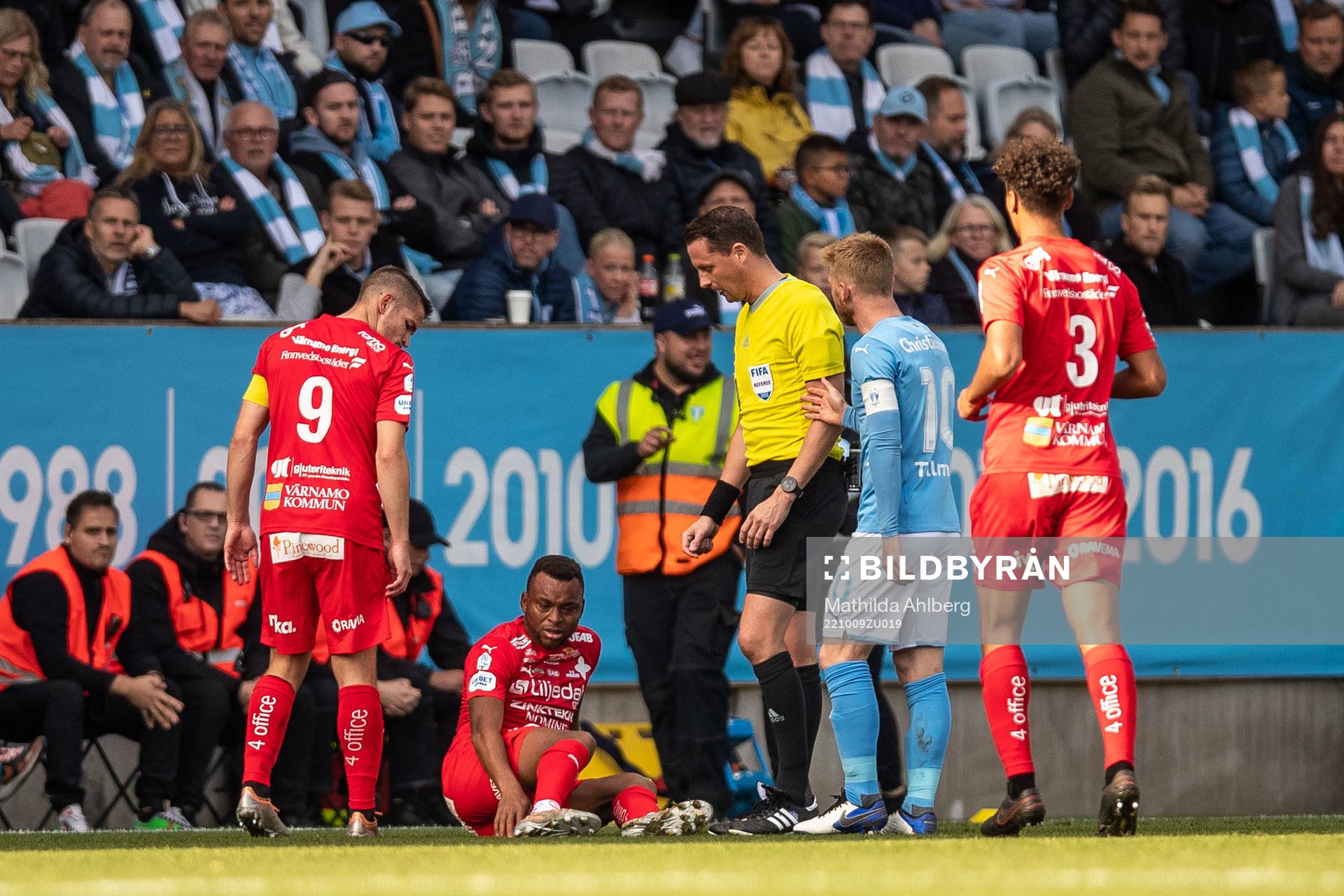 Värnamos Abdussalam Magashy och domare Andreas Ekberg