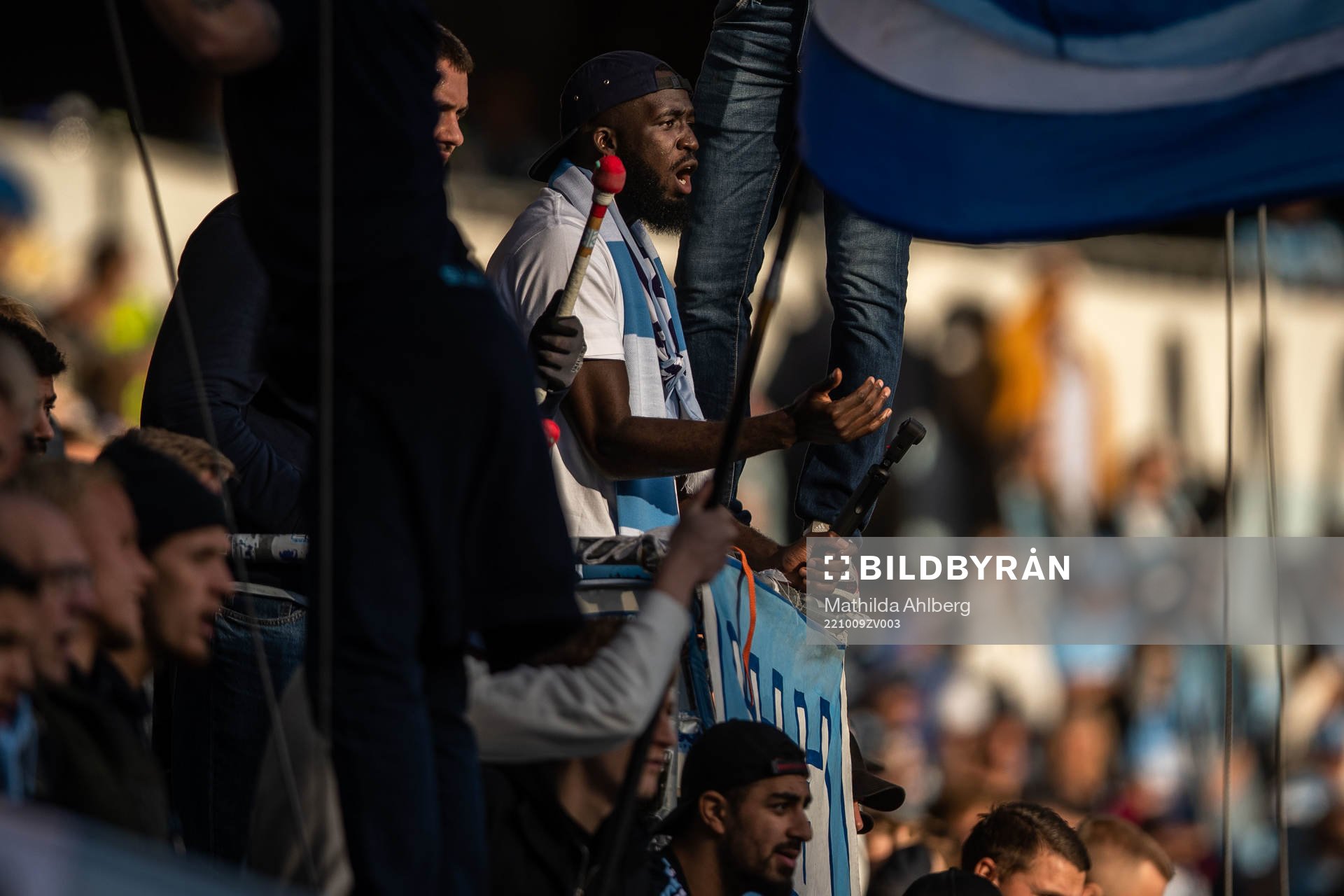 Malmö FFs Mahamé Siby på läktaren under fotbollsmatchen i Allsvenskan mellan Malmö FF och Värnamo den 9 oktober 2022 i Malmö. 