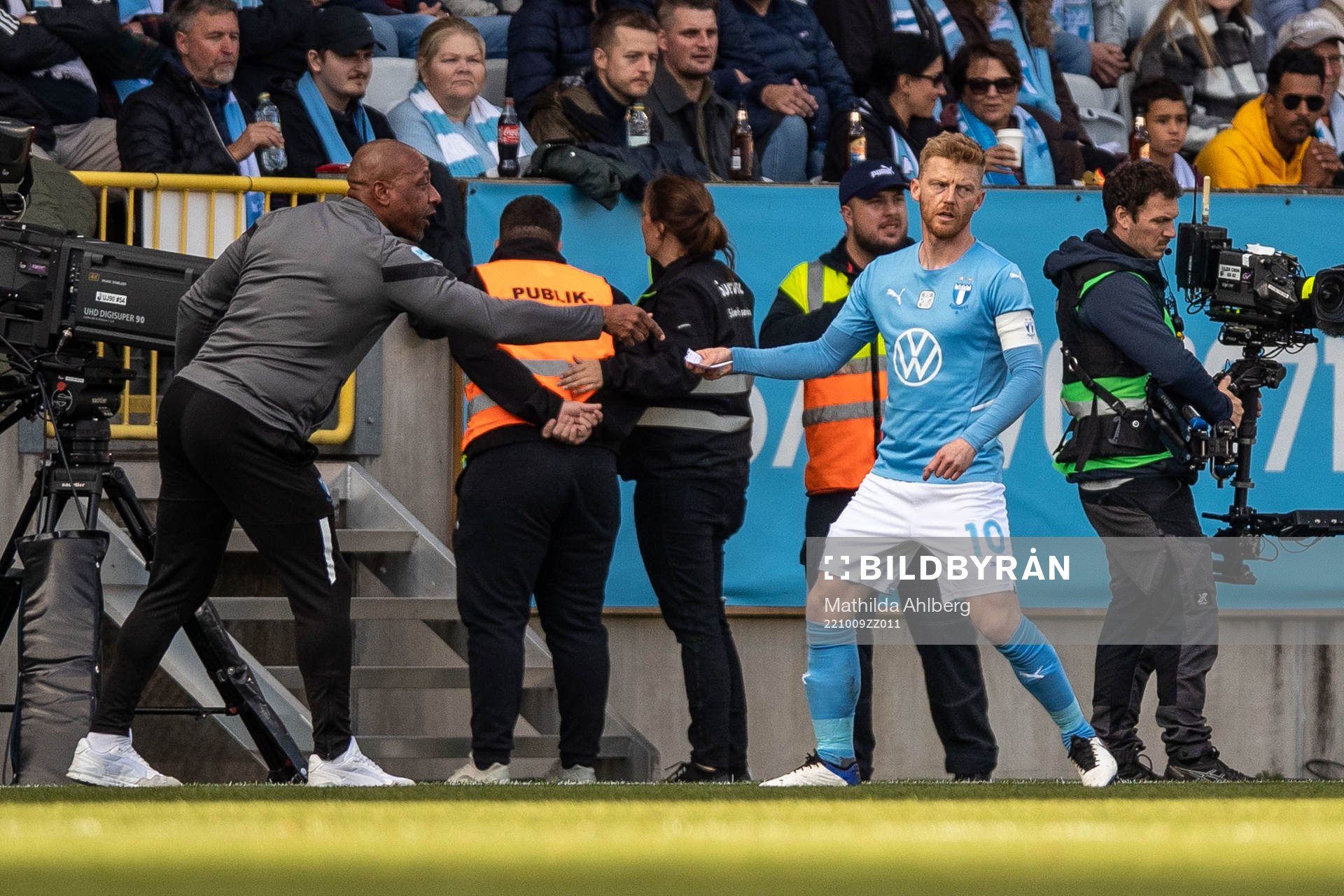 Malmö FFs assisterande tränare Jeffrey Aubynn och Anders Christiansen under fotbollsmatchen i Allsvenskan mellan Malmö FF och Värnamo den 9 oktober 2022 i Malmö.