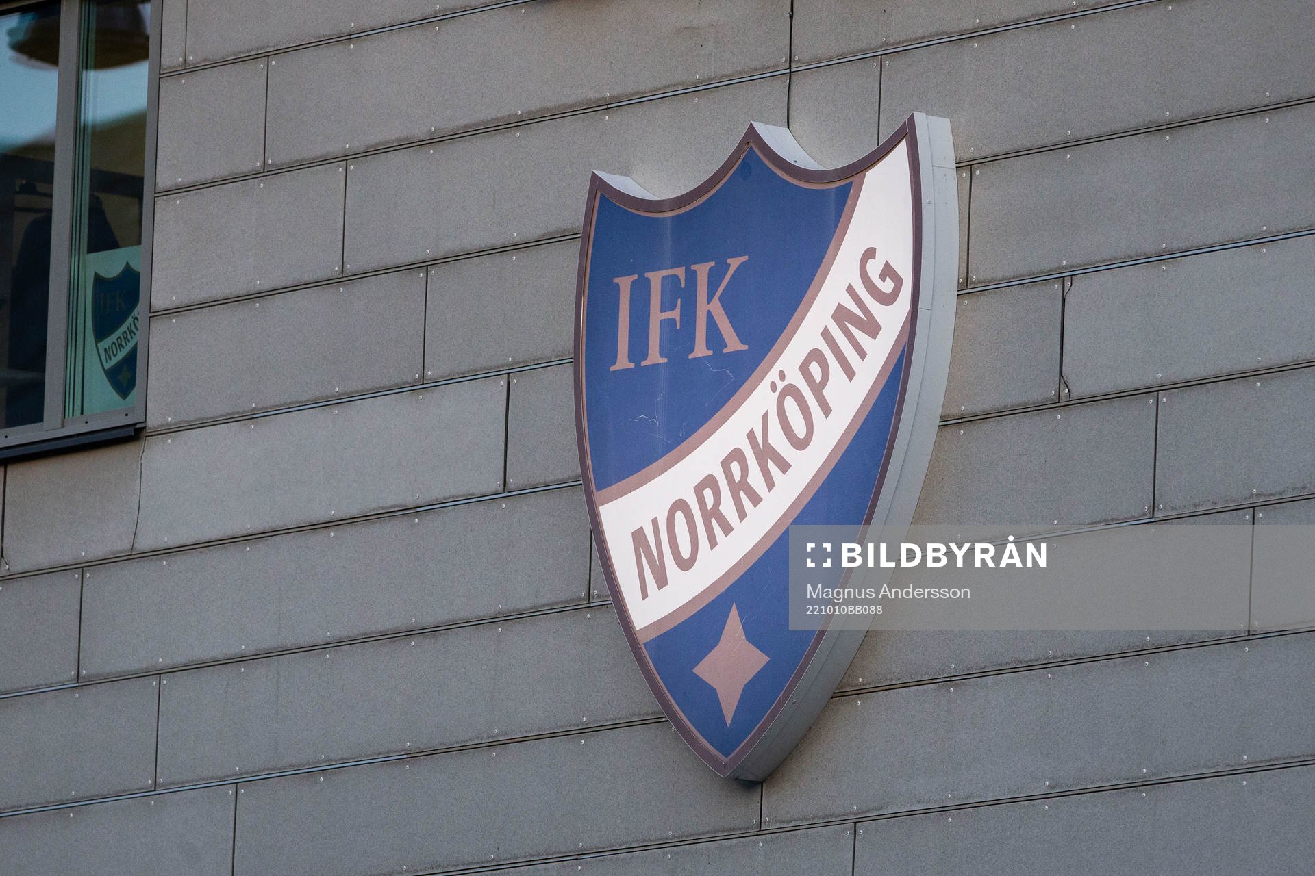 IFK Norrköpings klubbemblem utanför Platinumcars Arena