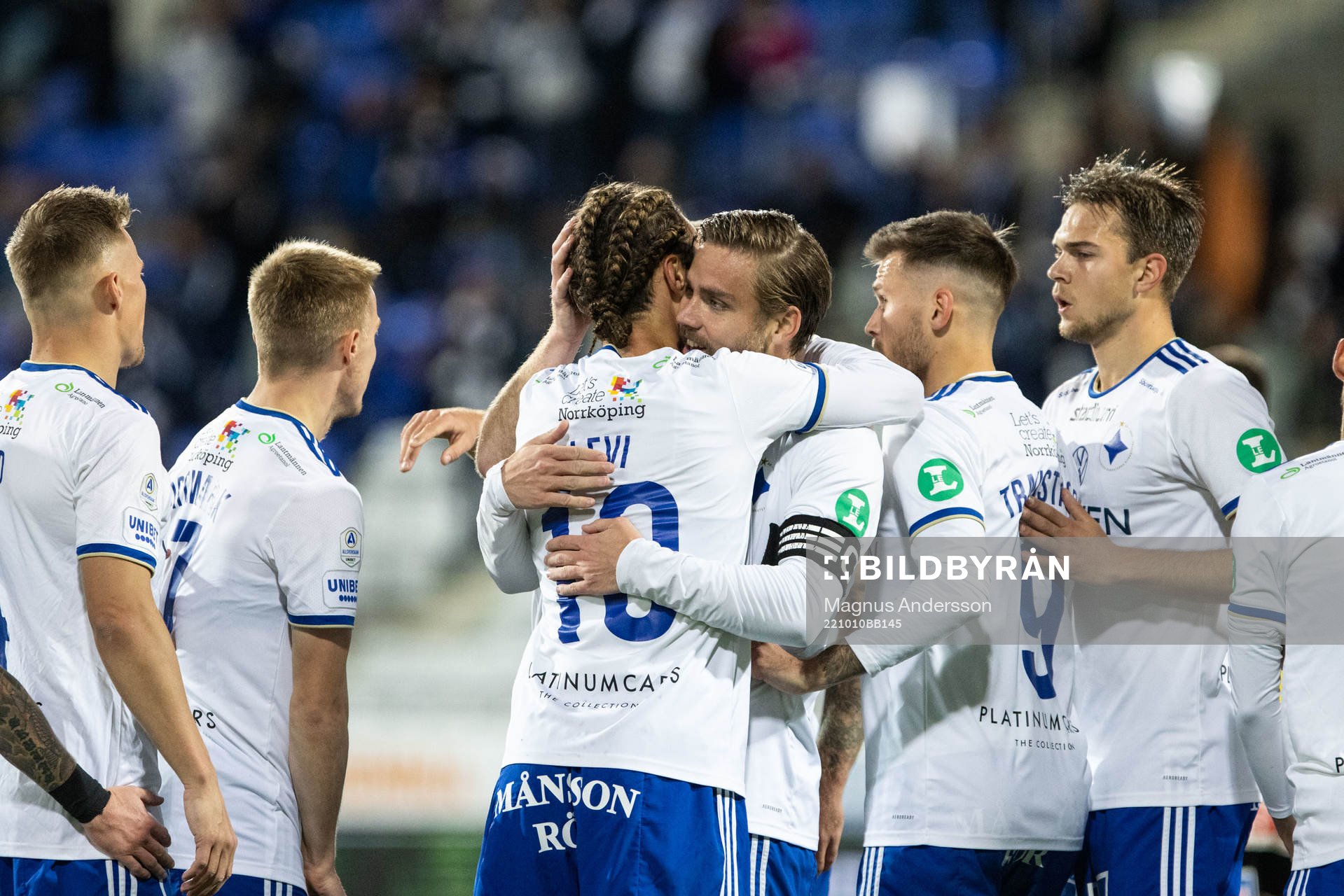 IFK Norrköpings Christoffer Nyman jublar med lagkamrater