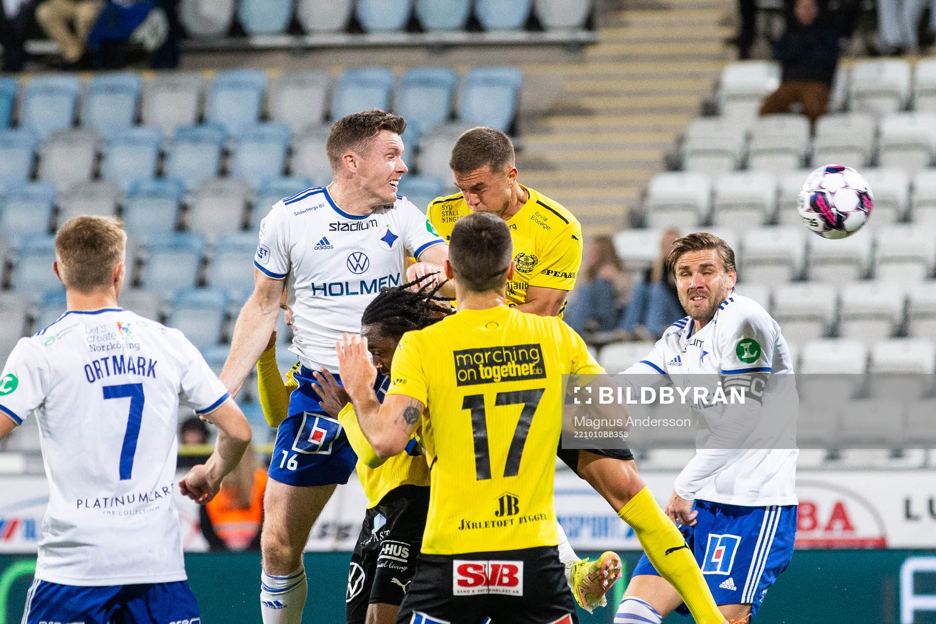 IFK Norrköpings Viktor Agardius och Mjällbys Ivan Kricak