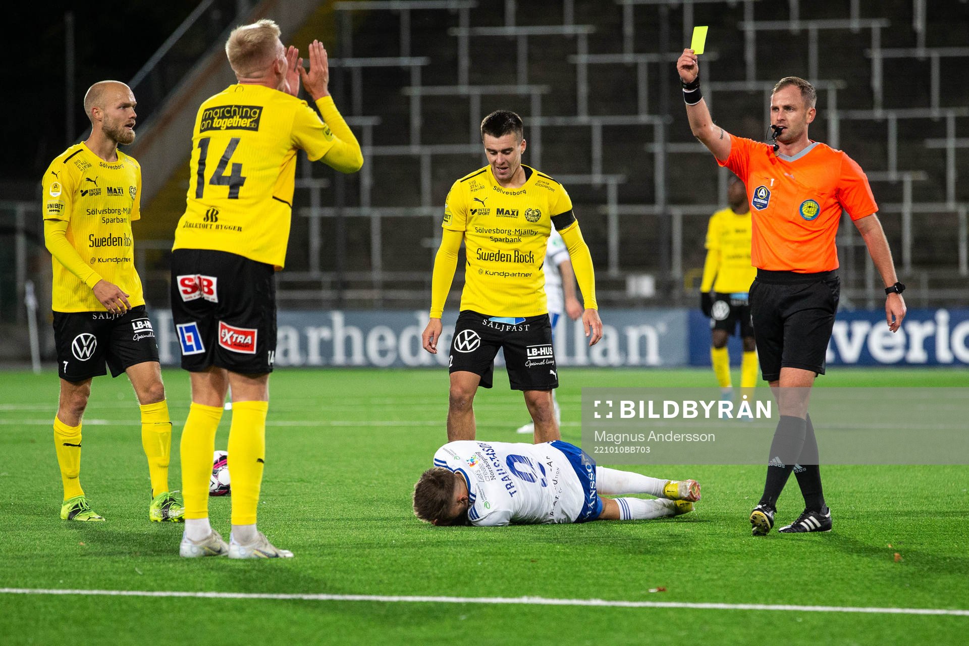 Mjällbys Herman Johansson tilldelas gult kort av Domare