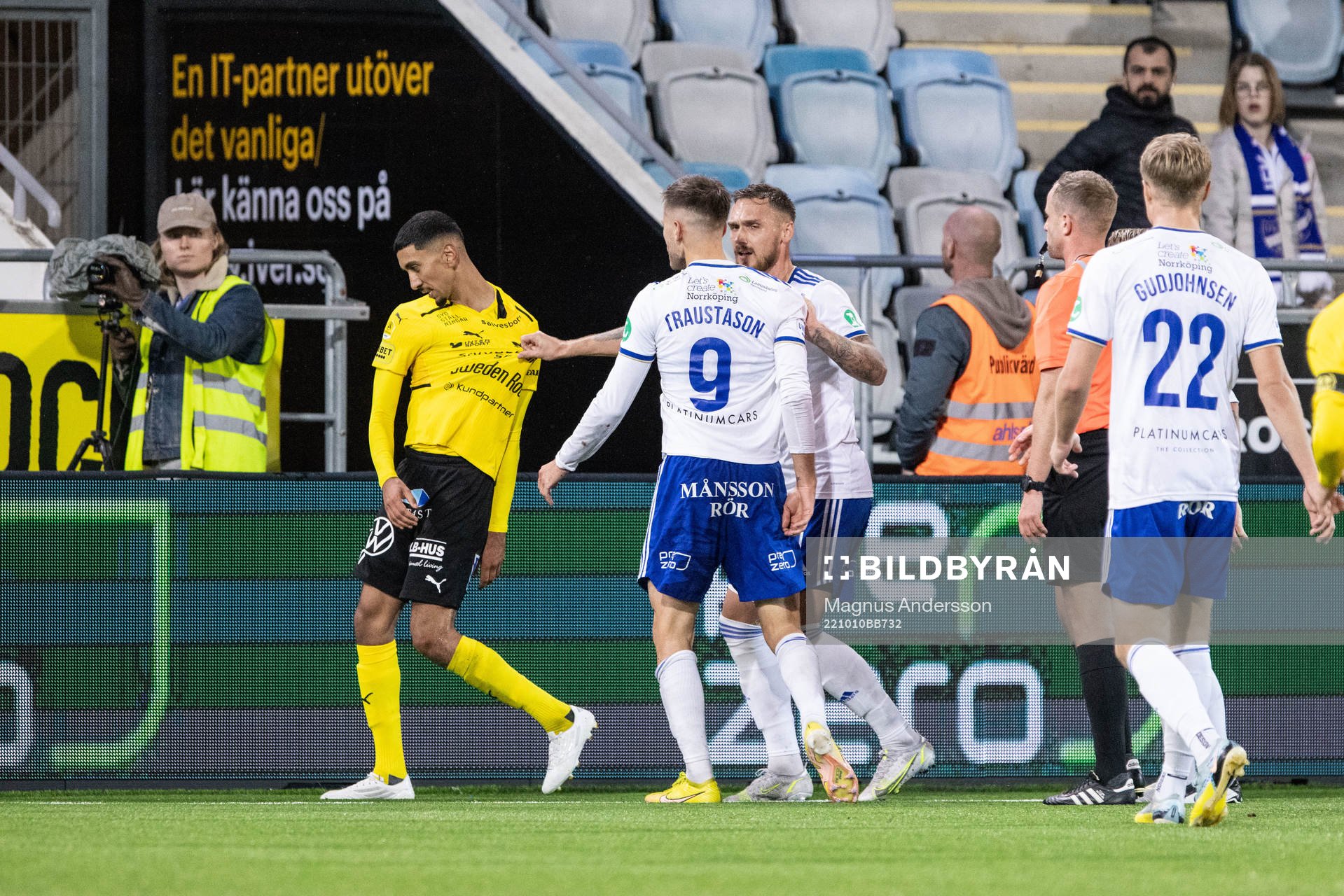 Mjällbys Amir Al-Ammari tilldelas rött kort under fotbollsmatchen i Allsvenskan mellan IFK Norrköping och Mjällby den 10 oktober 2022 i Norrköping.