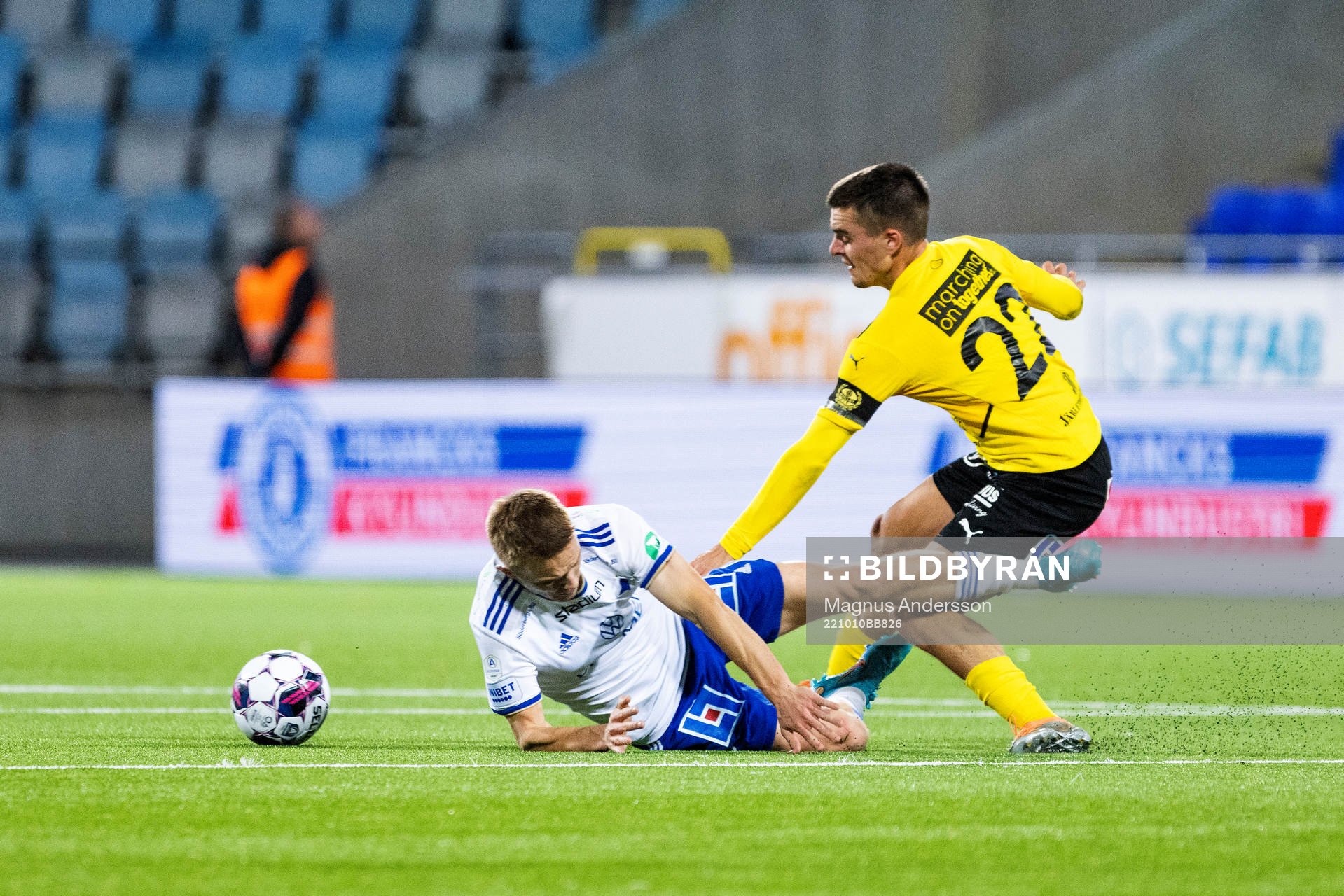 IFK Norrköpings Jacob Ortmark och Mjällbys Jesper Gustavsson under fotbollsmatchen i Allsvenskan mellan IFK Norrköping och Mjällby den 10 oktober 2022 i Norrköping.