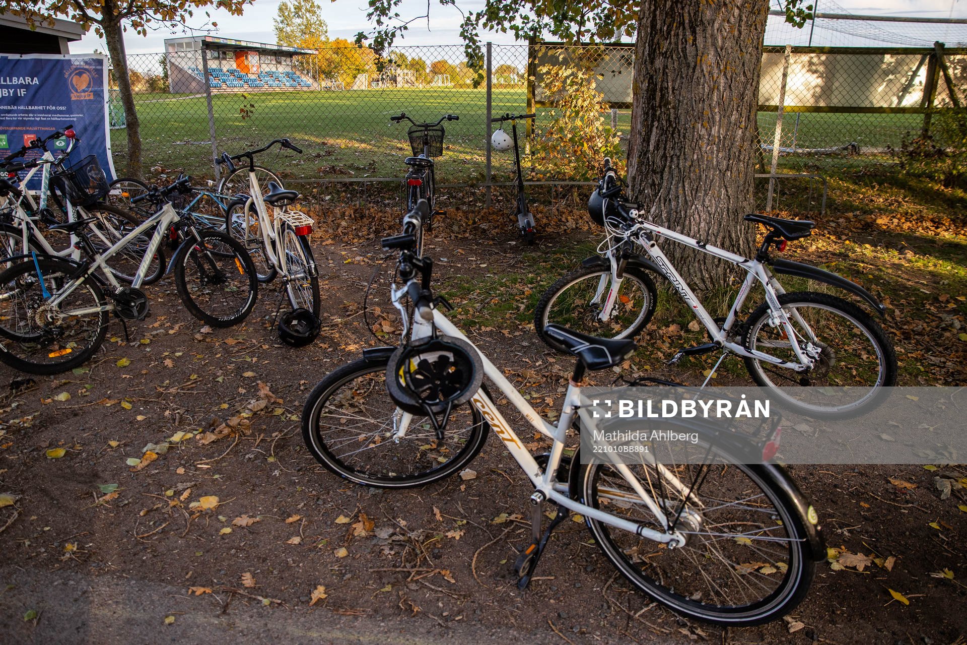 Cyklar parkerade utanför Vejby idrottsplats