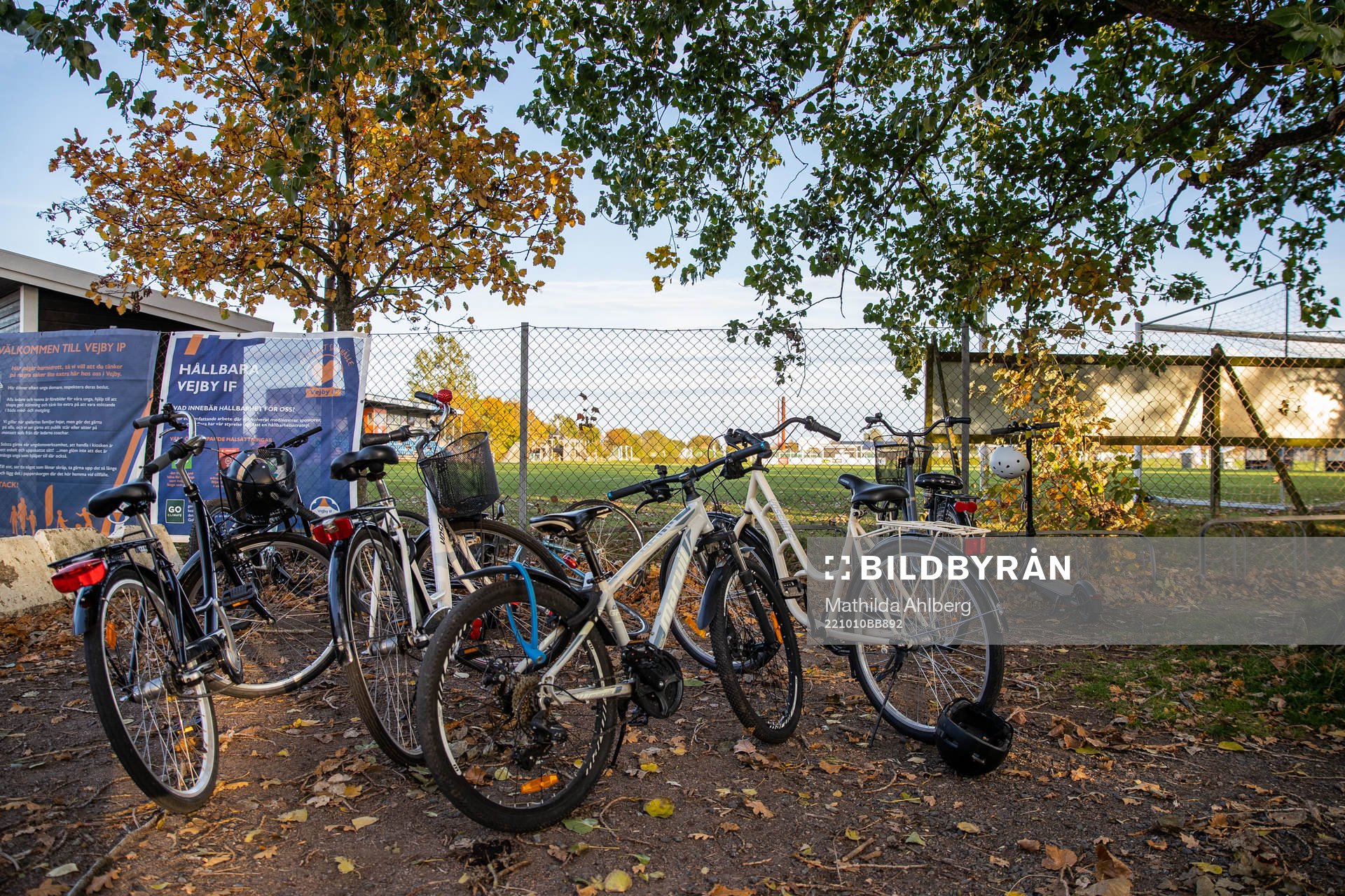 Cyklar parkerade utanför Vejby idrottsplats