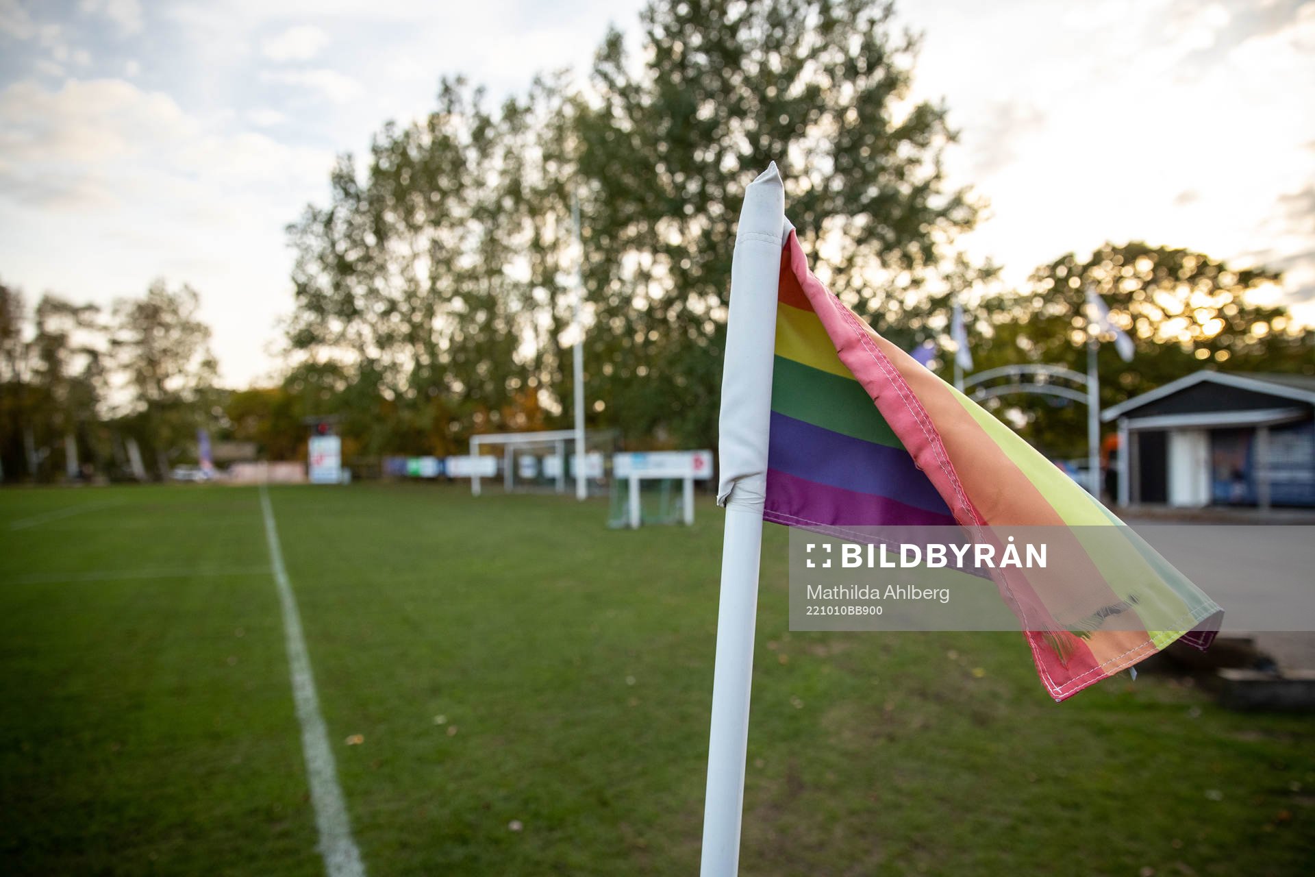 En regnbågsfärgad hörnflagga under en träning med Vejby IF den 10 oktober 2022 i Vejby. 