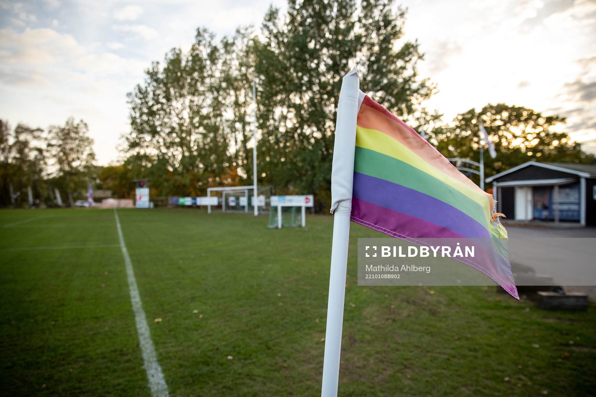 En regnbågsfärgad hörnflagga under en träning med Vejby IF den 10 oktober 2022 i Vejby. 