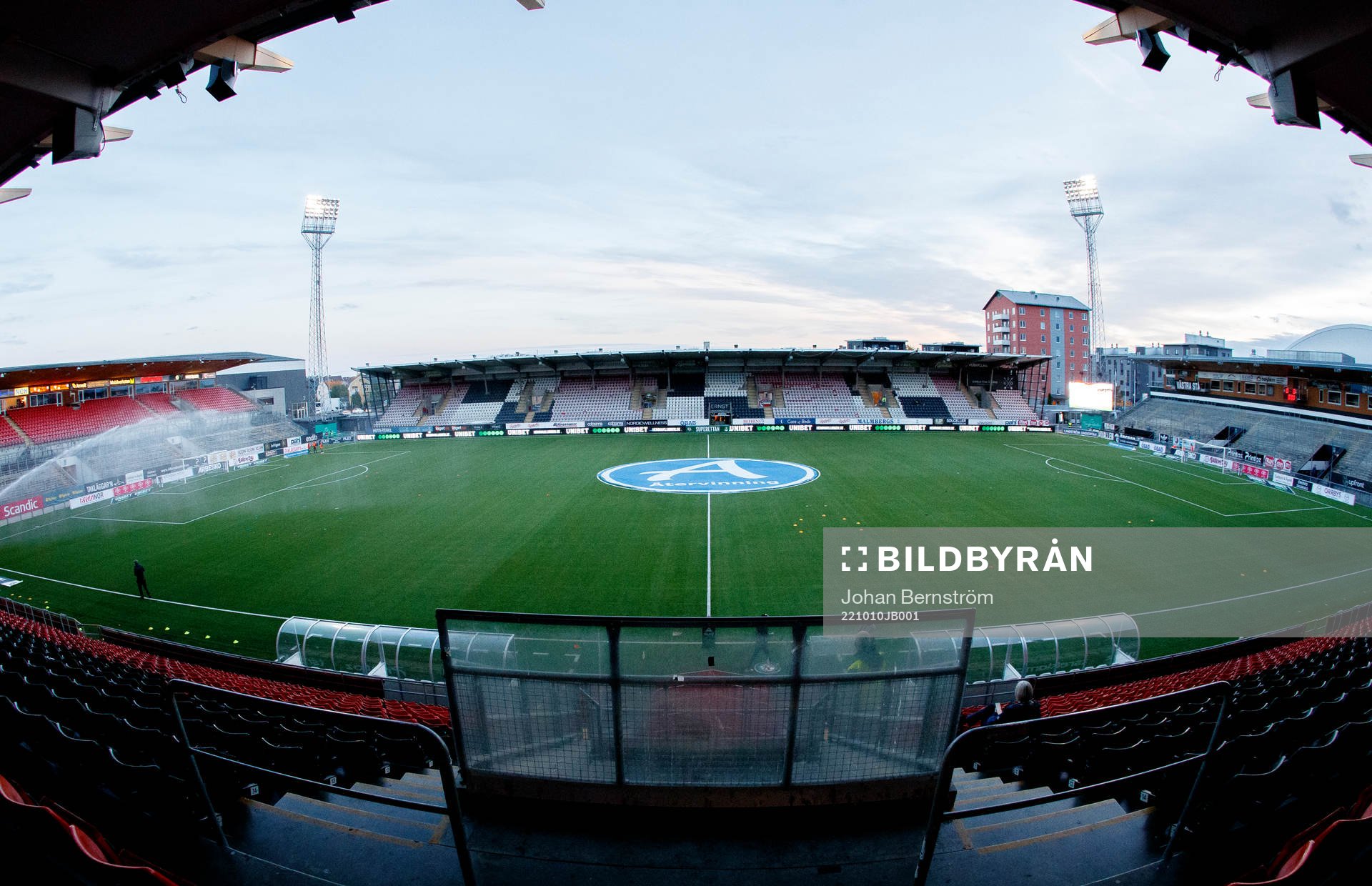 En nedsläckt Behrn Arena för att spara el