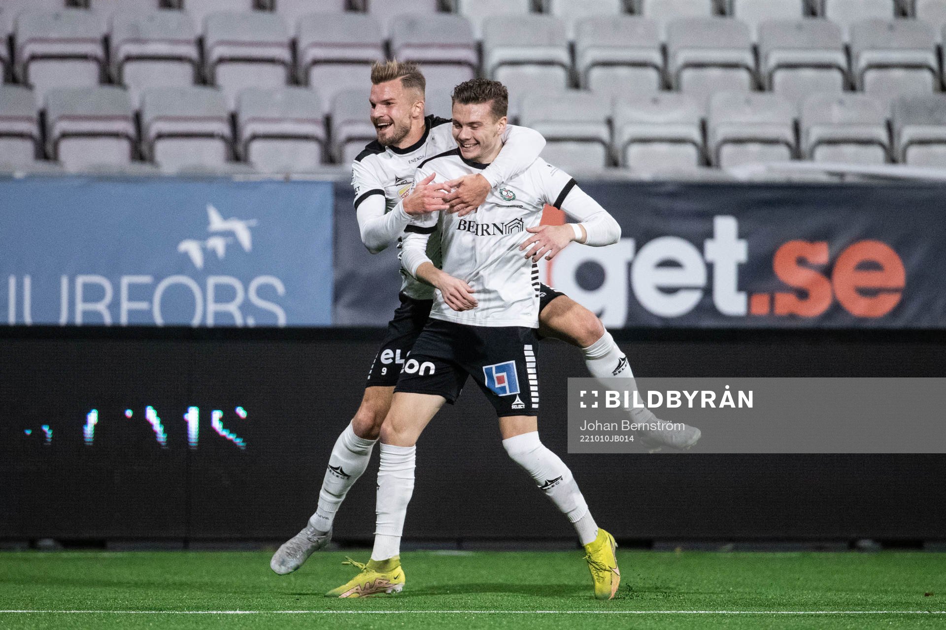 Örebros Jake Larsson jublar med Erik Björndahl
