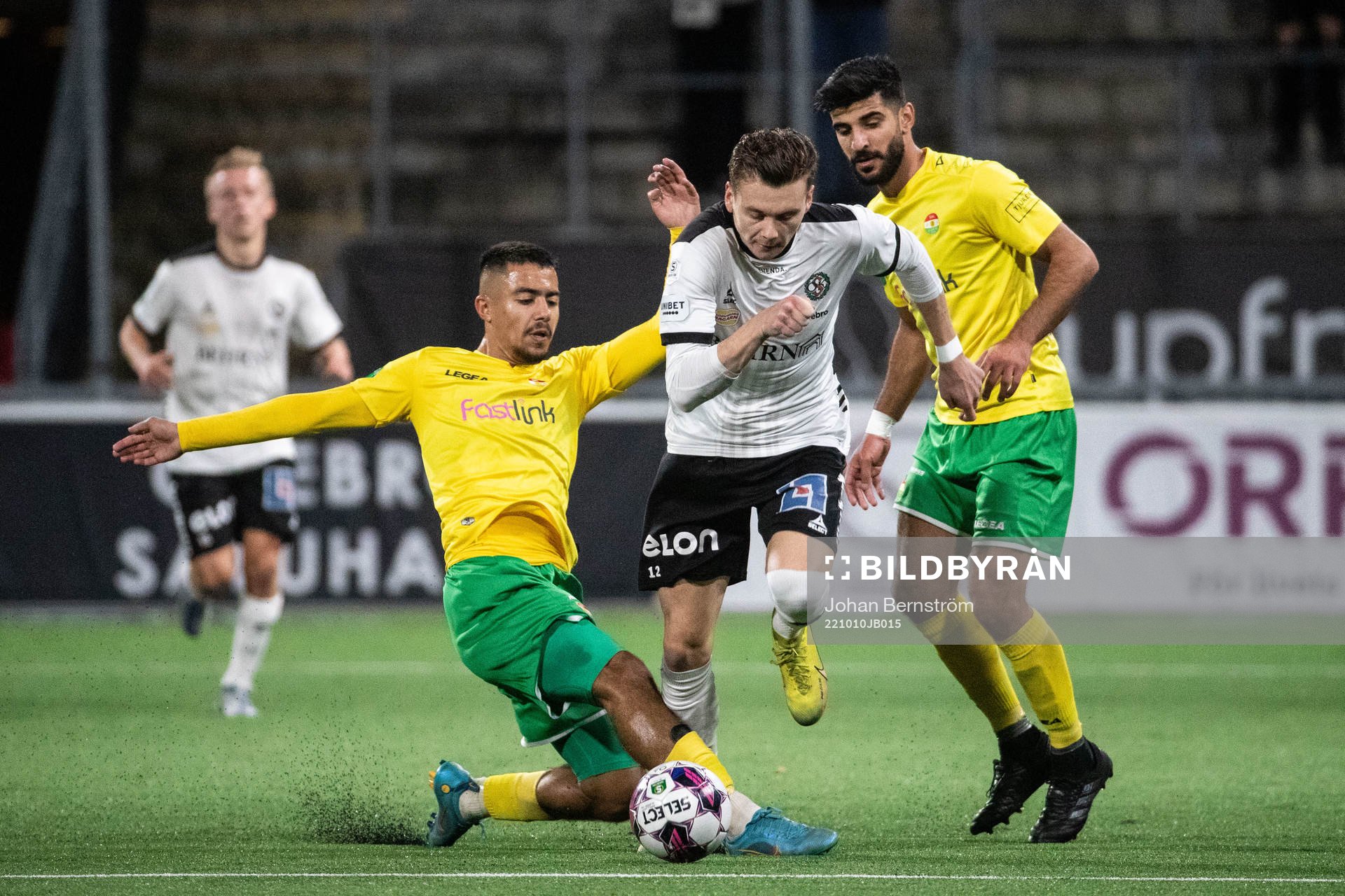 Dalkurds Arash Motaraghebjafarpour och Örebros Jake Larsson