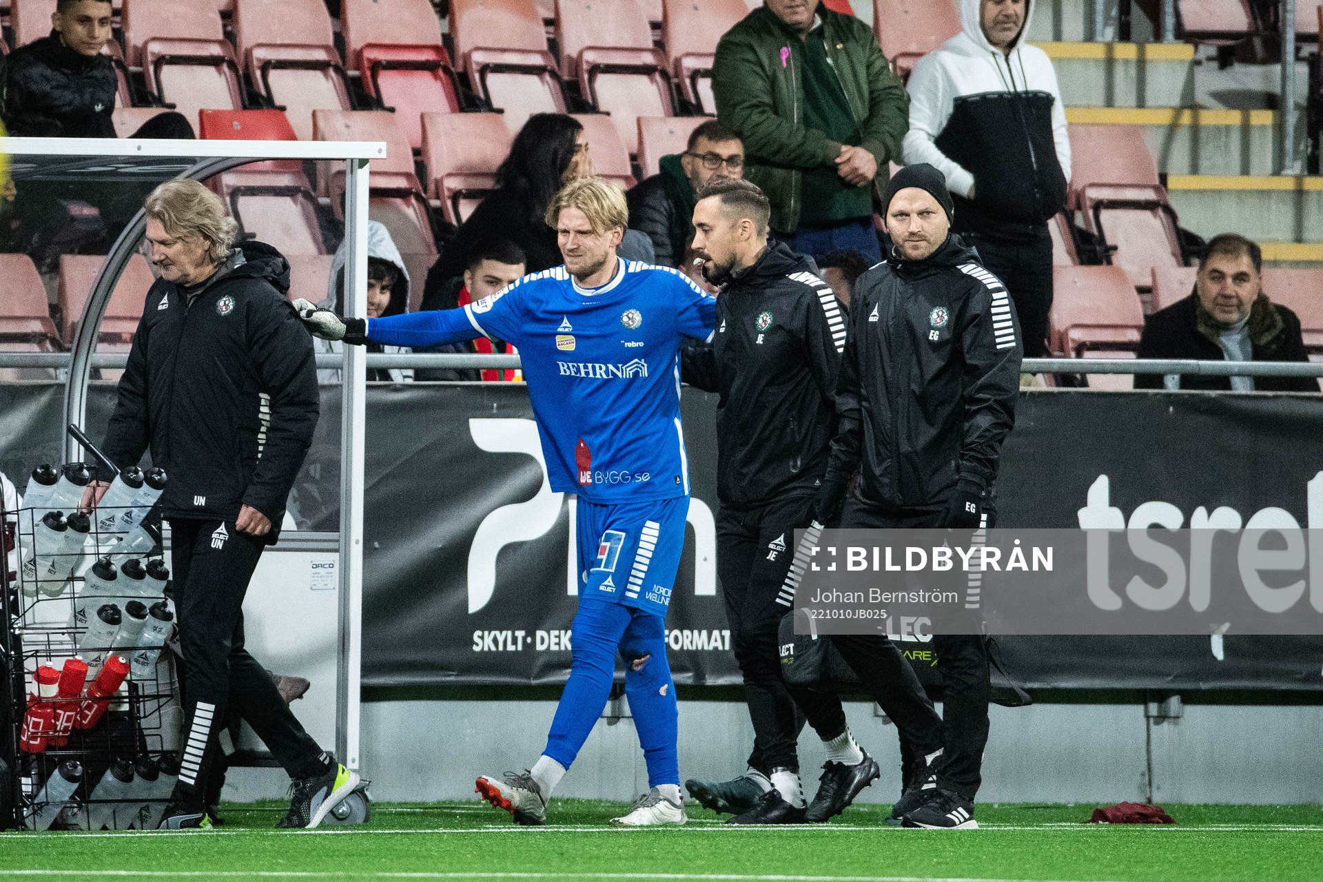 Örebros målvakt William Eskelinen lämnar planen skadad