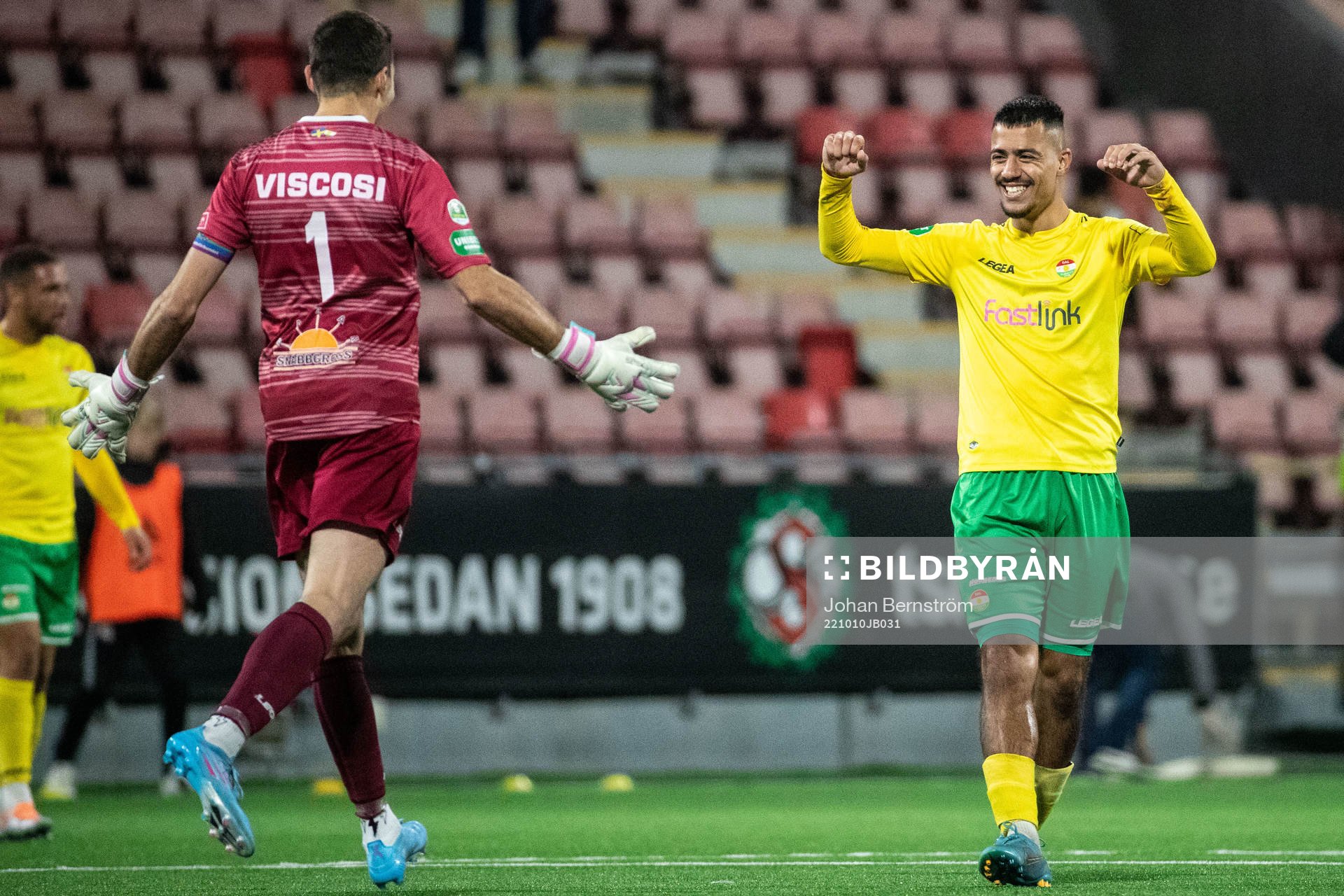 Dalkurds målvakt Jonathan Viscosi och Arash Motaraghebjafarpour jublar efter fotbollsmatchen i Superettan mellan Örebro och Dalkurd den 10 oktober 2022 i Örebro.