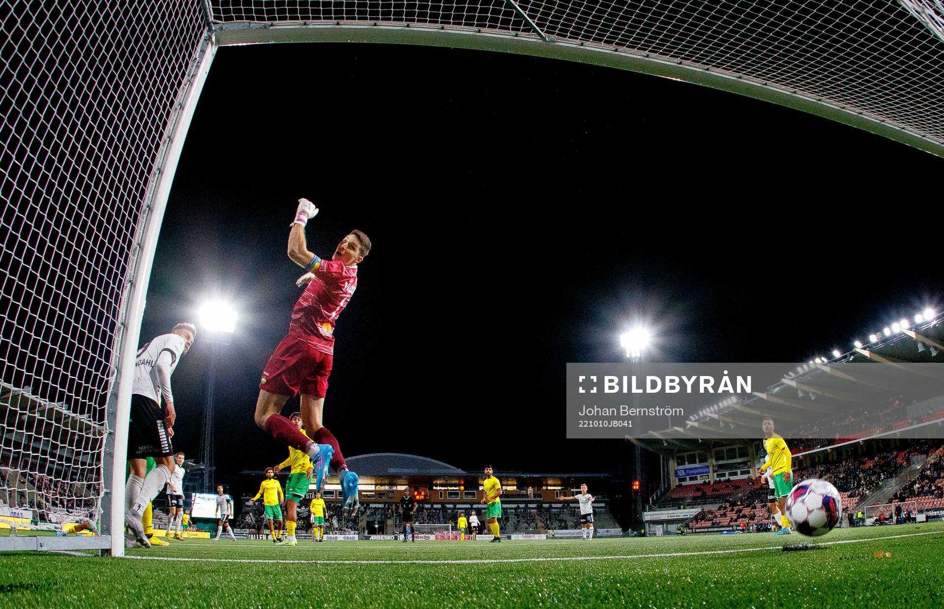 Örebros Jake Larsson gör 1-0 under fotbollsmatchen i Superettan mellan Örebro och Dalkurd den 10 oktober 2022 i Örebro. 