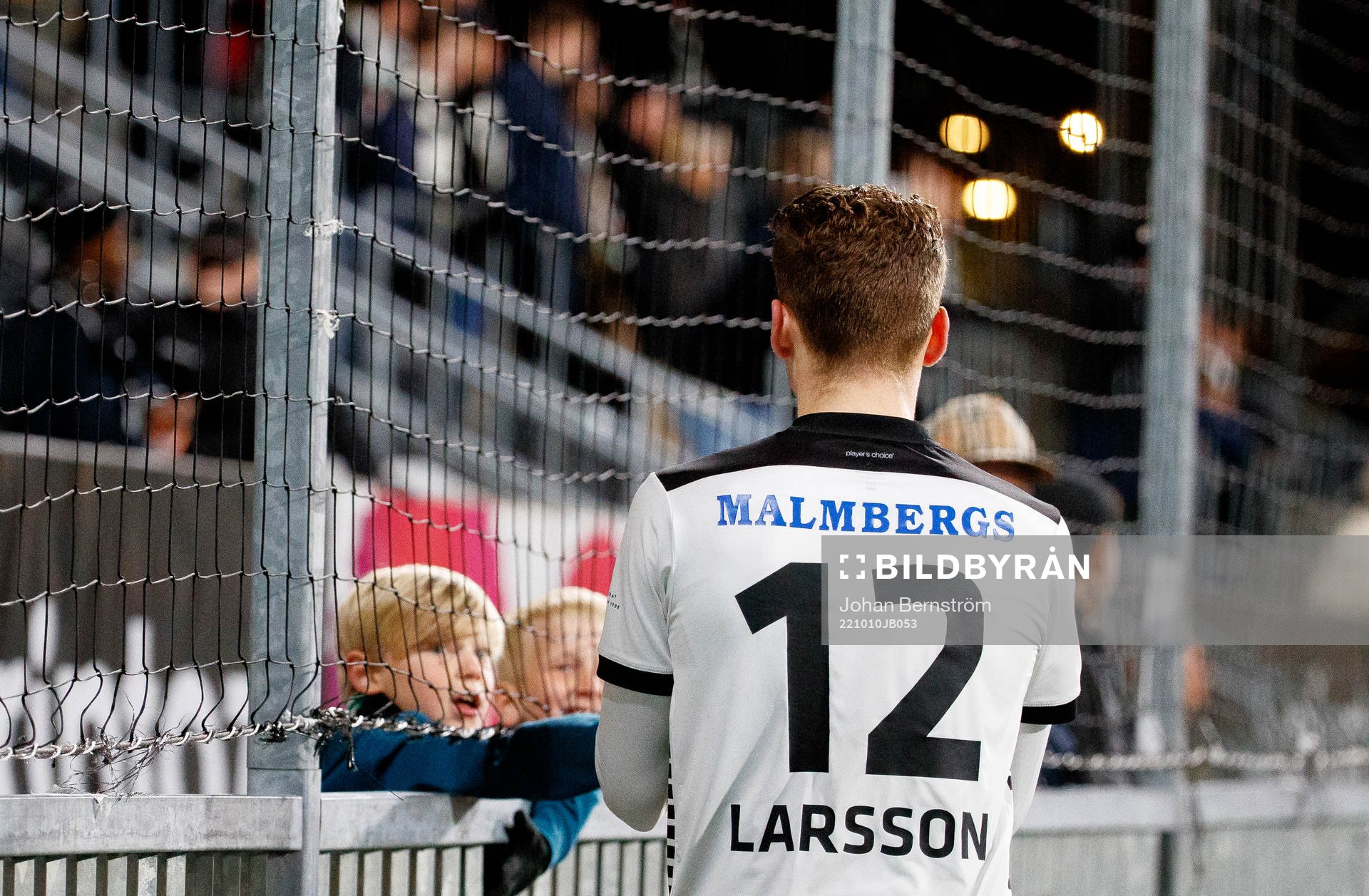 Örebros Jake Larsson blir utbytt och deppar