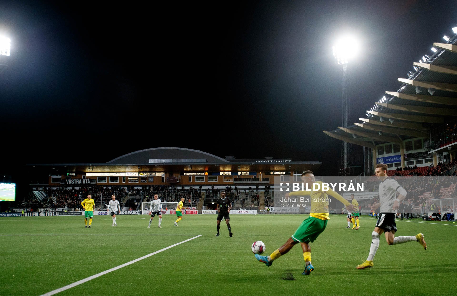 Dalkurds Arash Motaraghebjafarpour och Örebros Jake Larsson