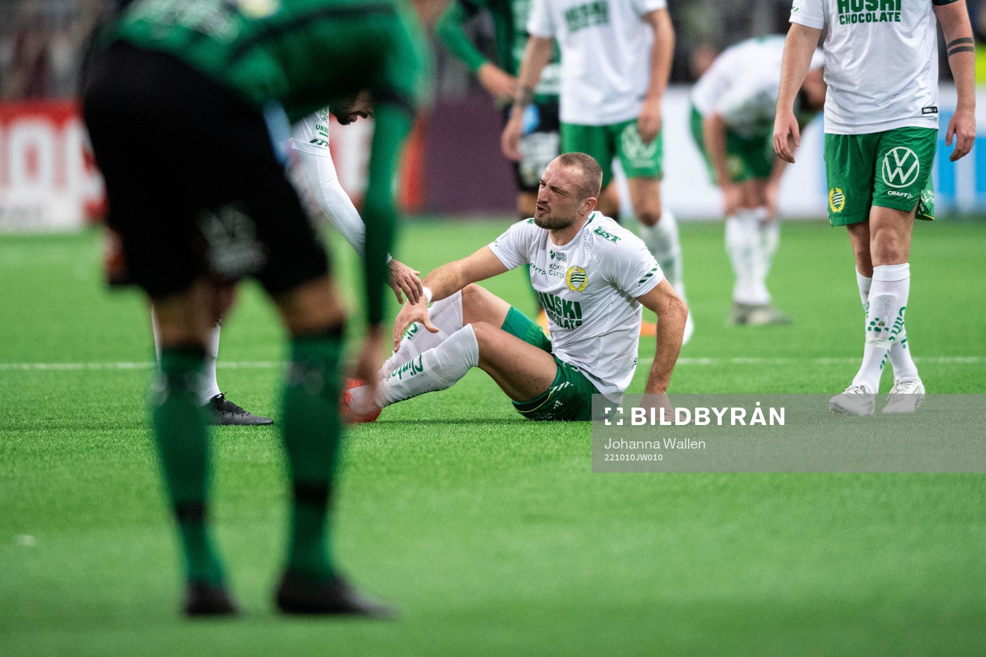 Hammarbys Veton Berisha har ont under fotbollsmatchen i Allsvenskan mellan Hammarby och Varberg den 10 oktober 2022 i Stockholm. 