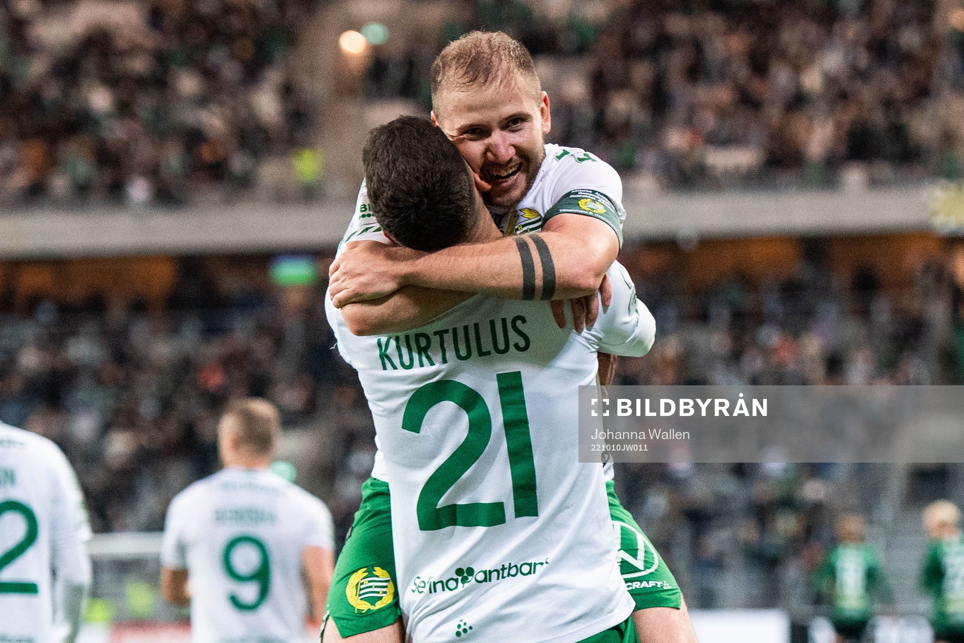 Hammarbys Darijan Bojanic jublar med Edvin Kurtulus