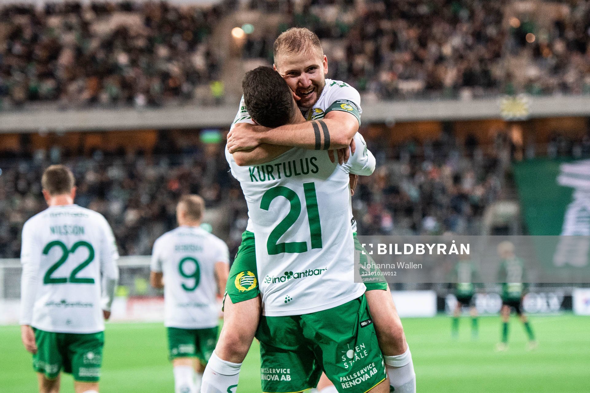 Hammarbys Darijan Bojanic jublar med Edvin Kurtulus