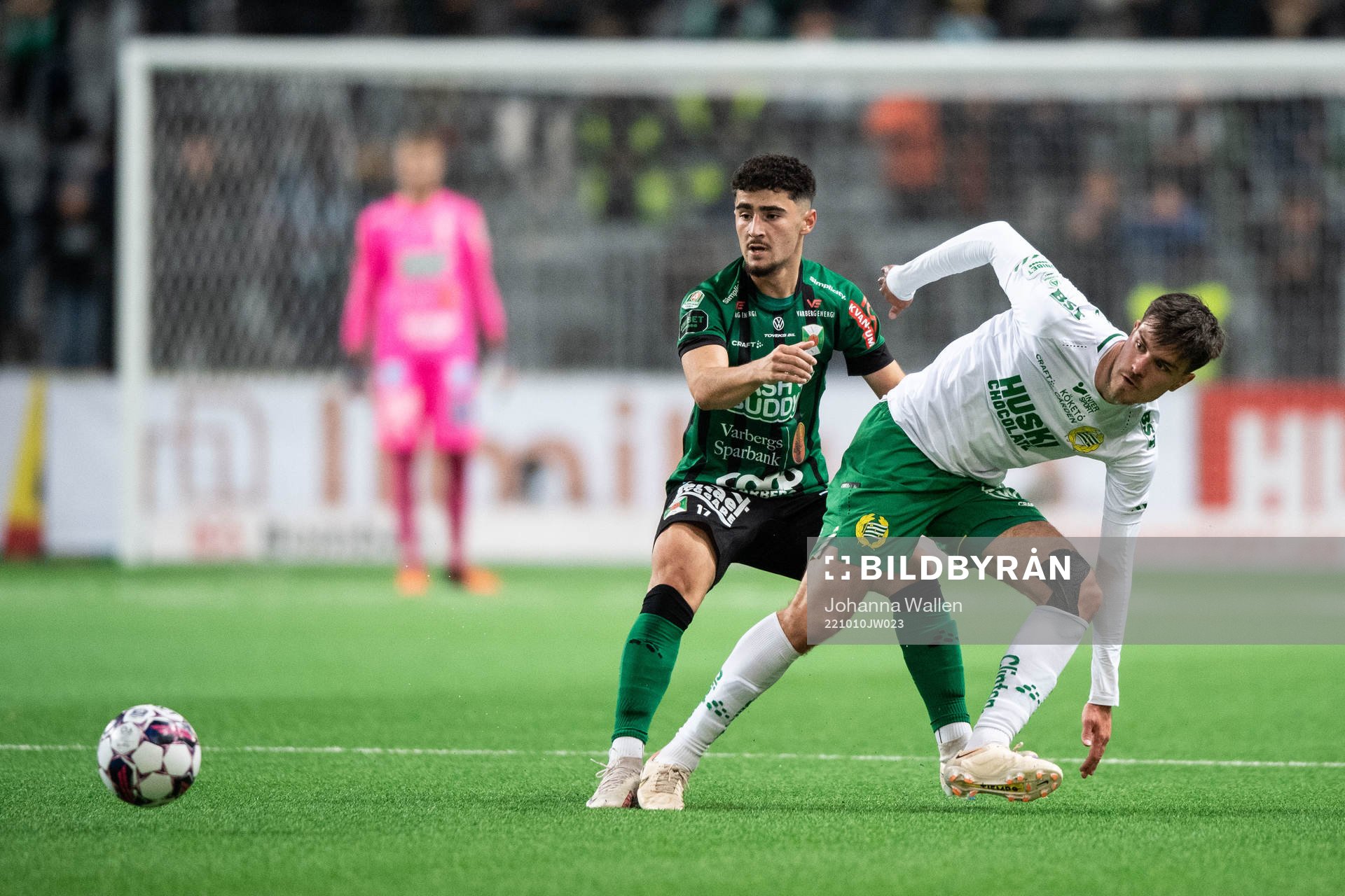 Varbergs Ismet Lushaku och Hammarbys målvakt Davor Blazevic