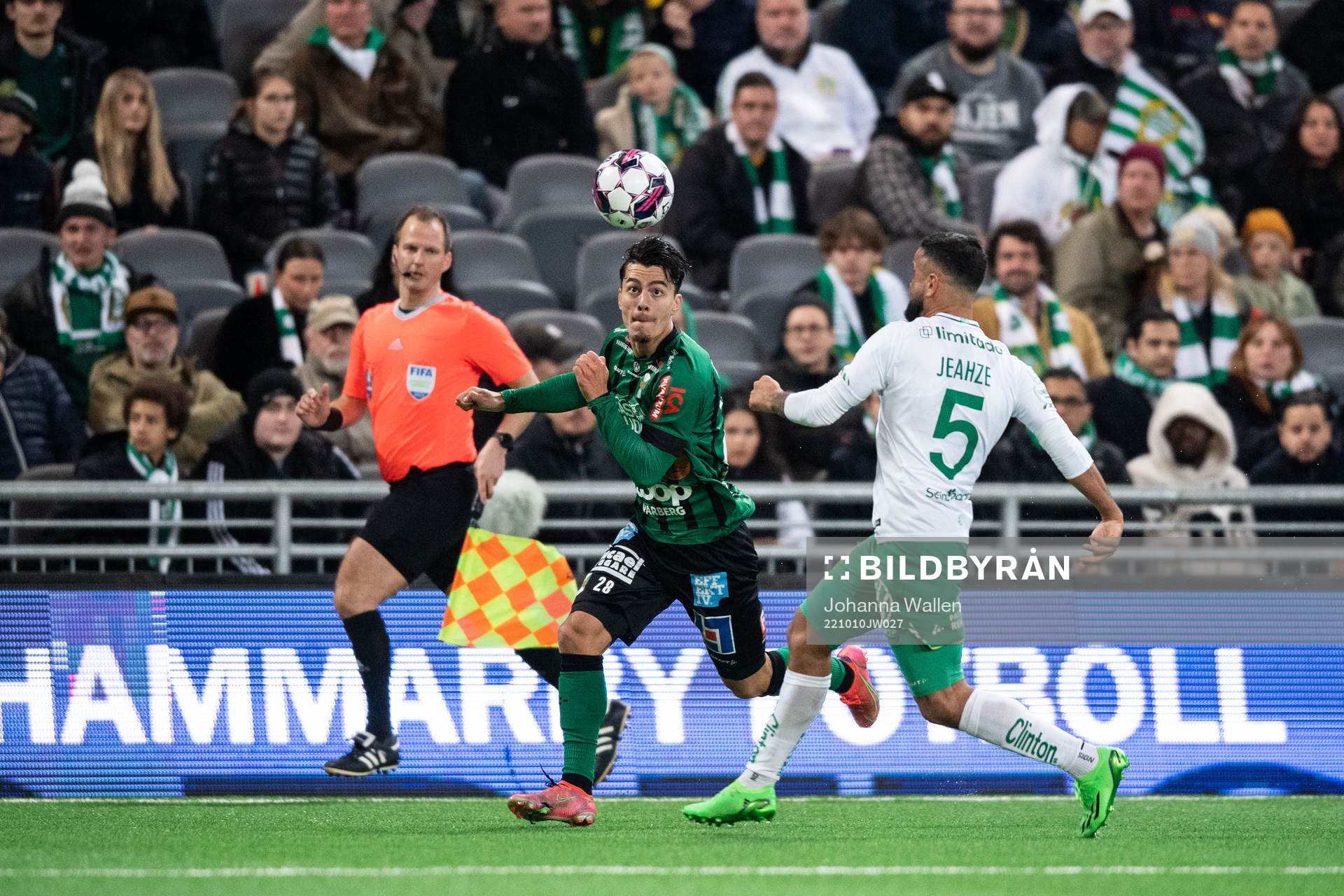 Varbergs Flamur Dzelili och Hammarbys Mohanad Jeahze under fotbollsmatchen i Allsvenskan mellan Hammarby och Varberg den 10 oktober 2022 i Stockholm. 