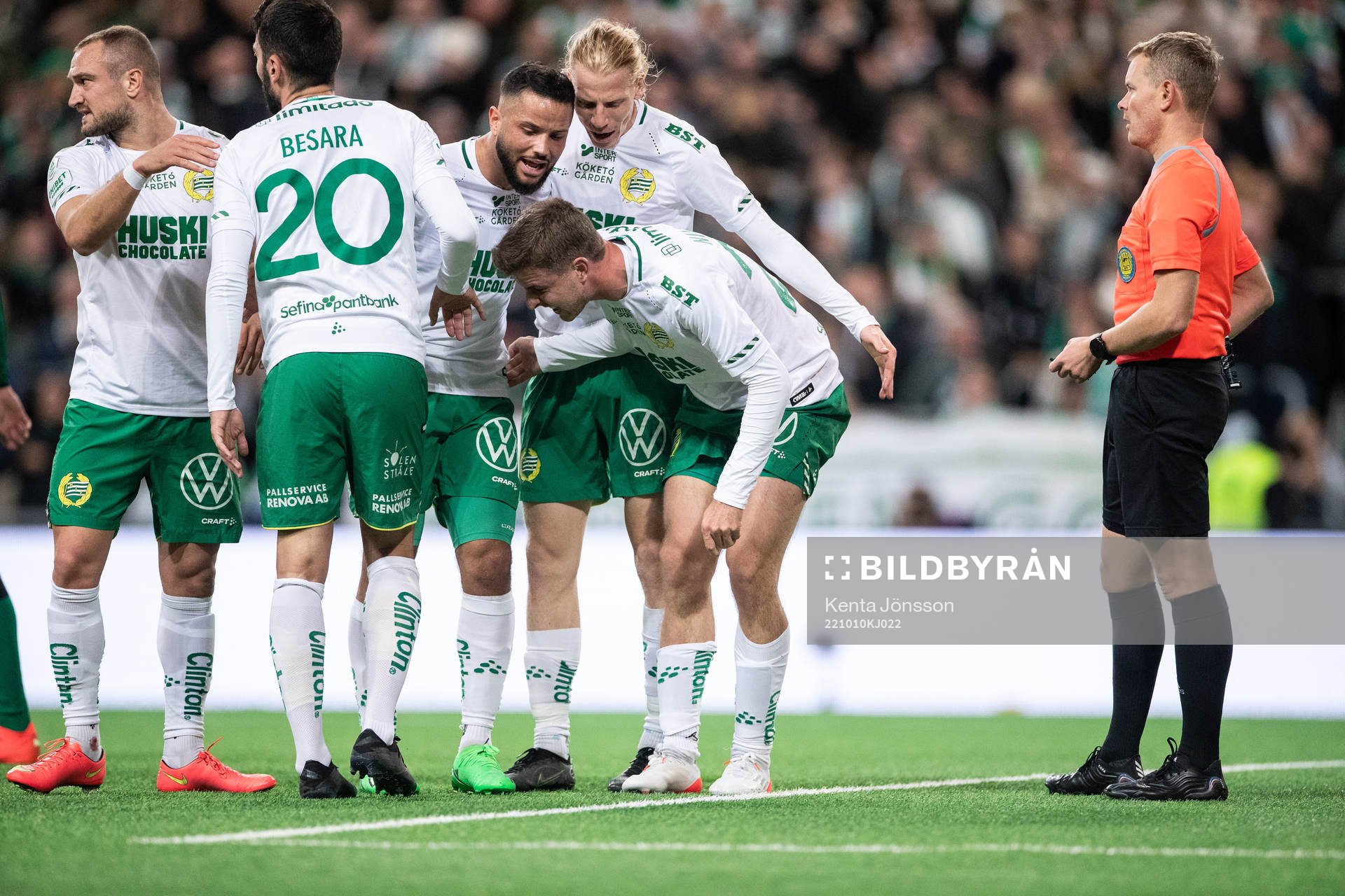 Hammarbys Joel Nilsson har ont efter 2-0 under fotbollsmatchen i Allsvenskan mellan Hammarby och Varberg den 10 oktober 2022 i Stockholm. 