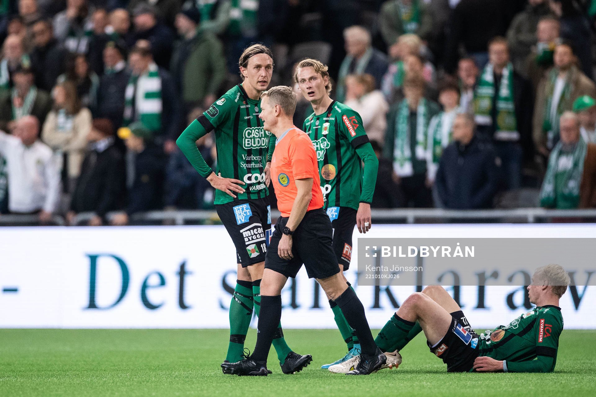 Varbergs Joakim Lindner diskuterar med Domare Fredrik Klitte
