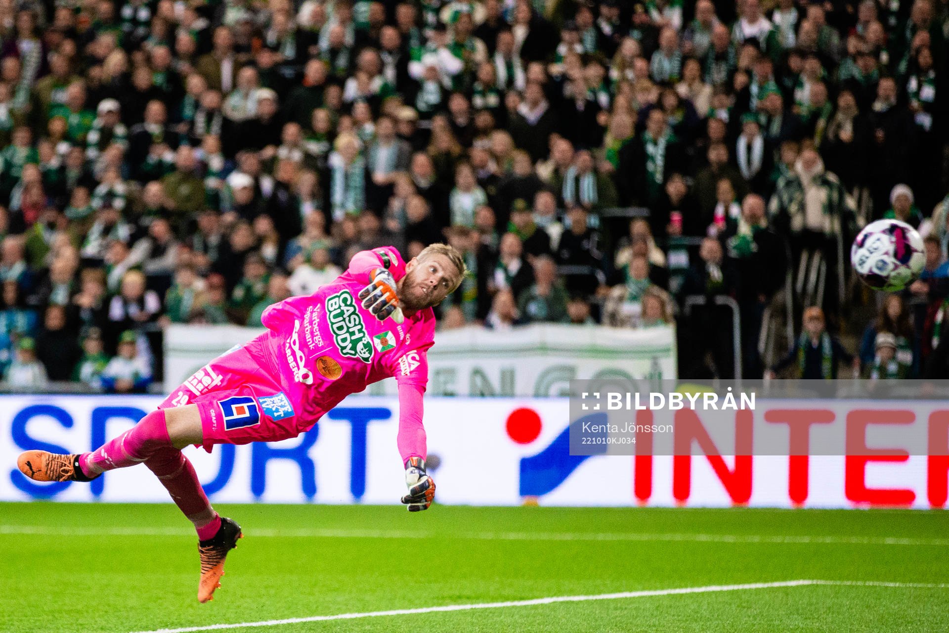 Varbergs målvakt Fredrik Andersson i samband med 3-0 av