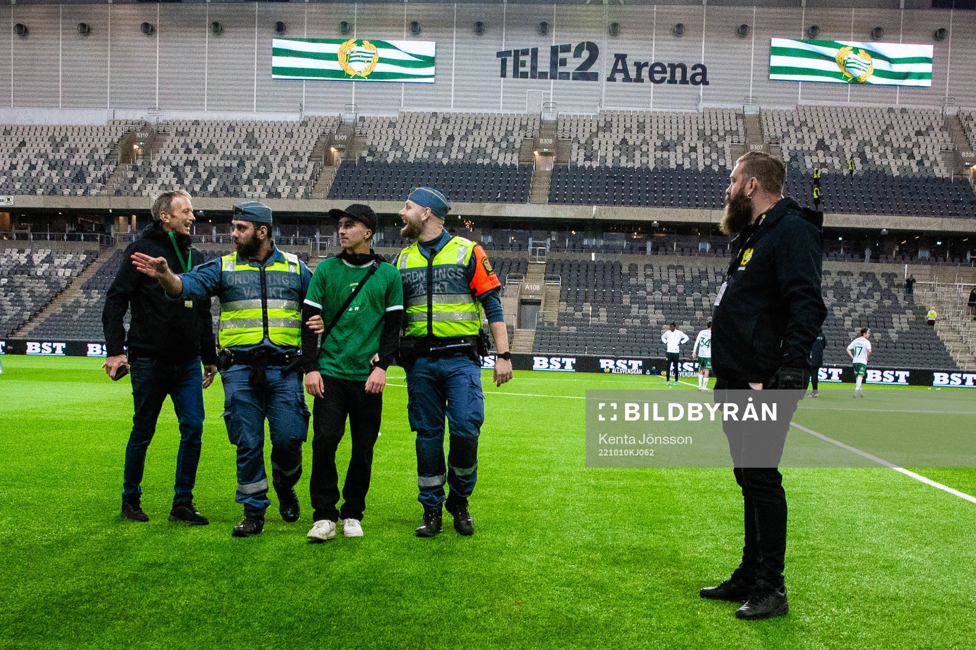 Vakter tar hand om en åskådare