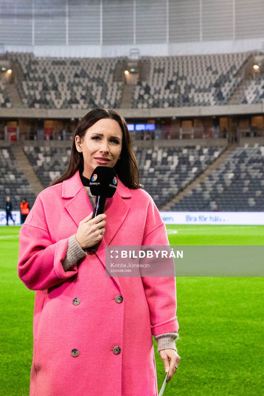 Discoverys Camilla Nordlund efter fotbollsmatchen i Allsvenskan mellan Hammarby och Varberg den 10 oktober 2022 i Stockholm. 
