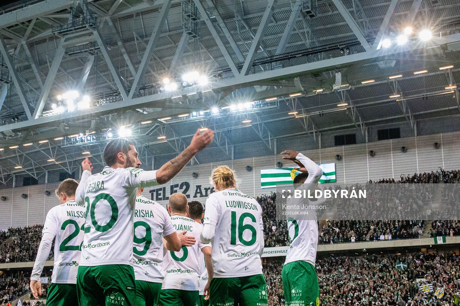 Hammarbys Nahir Besara jublar med lagkamrater