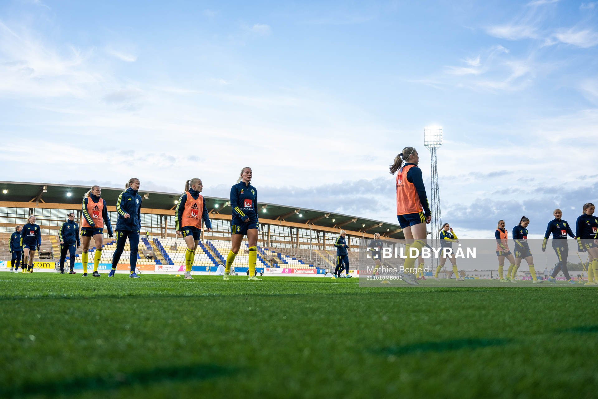 Players of Sweden warm up