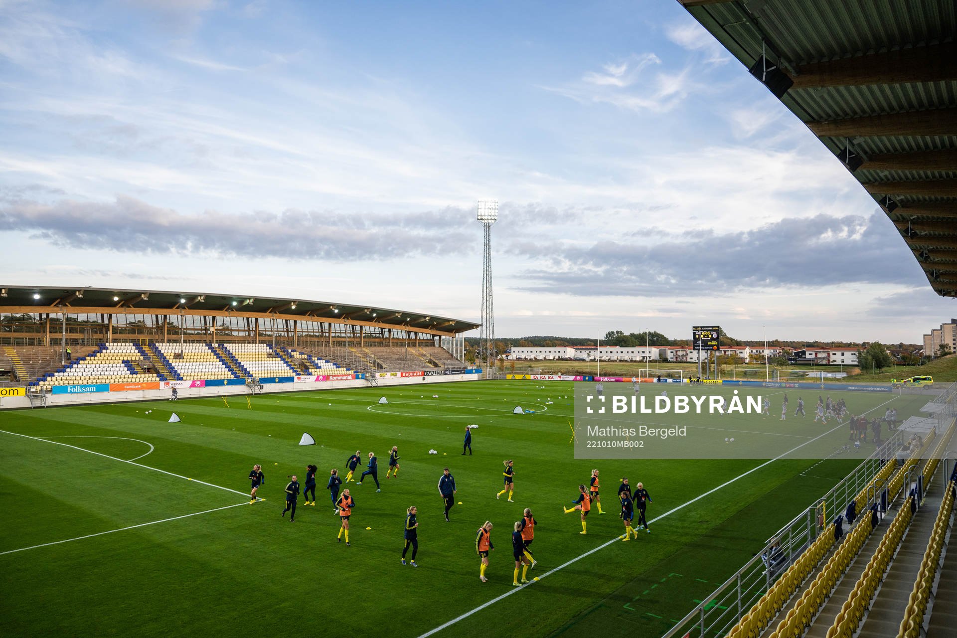 Players of Sweden and of England warm up