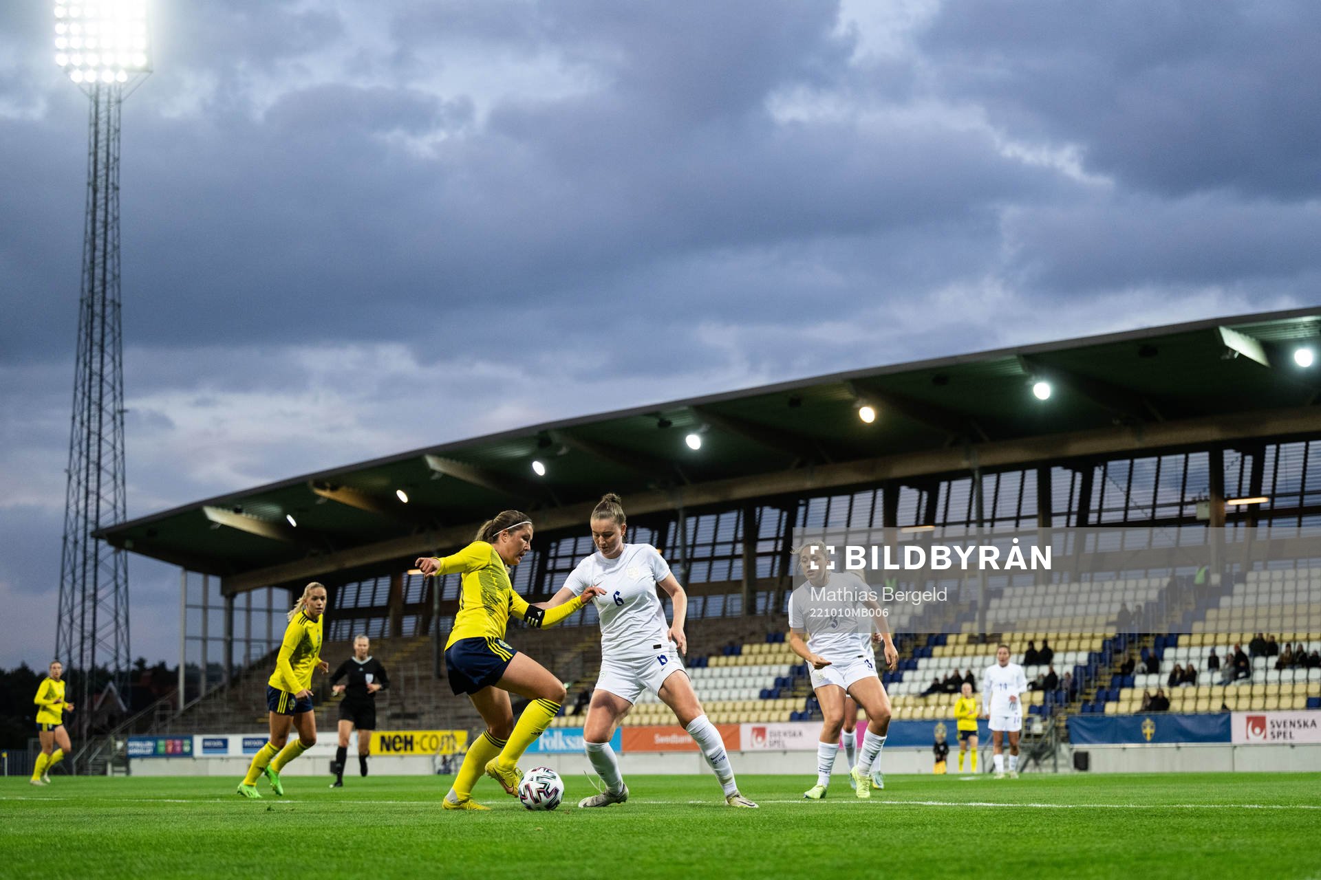 Loreta Kullashi of Sweden and Mia Ross of England