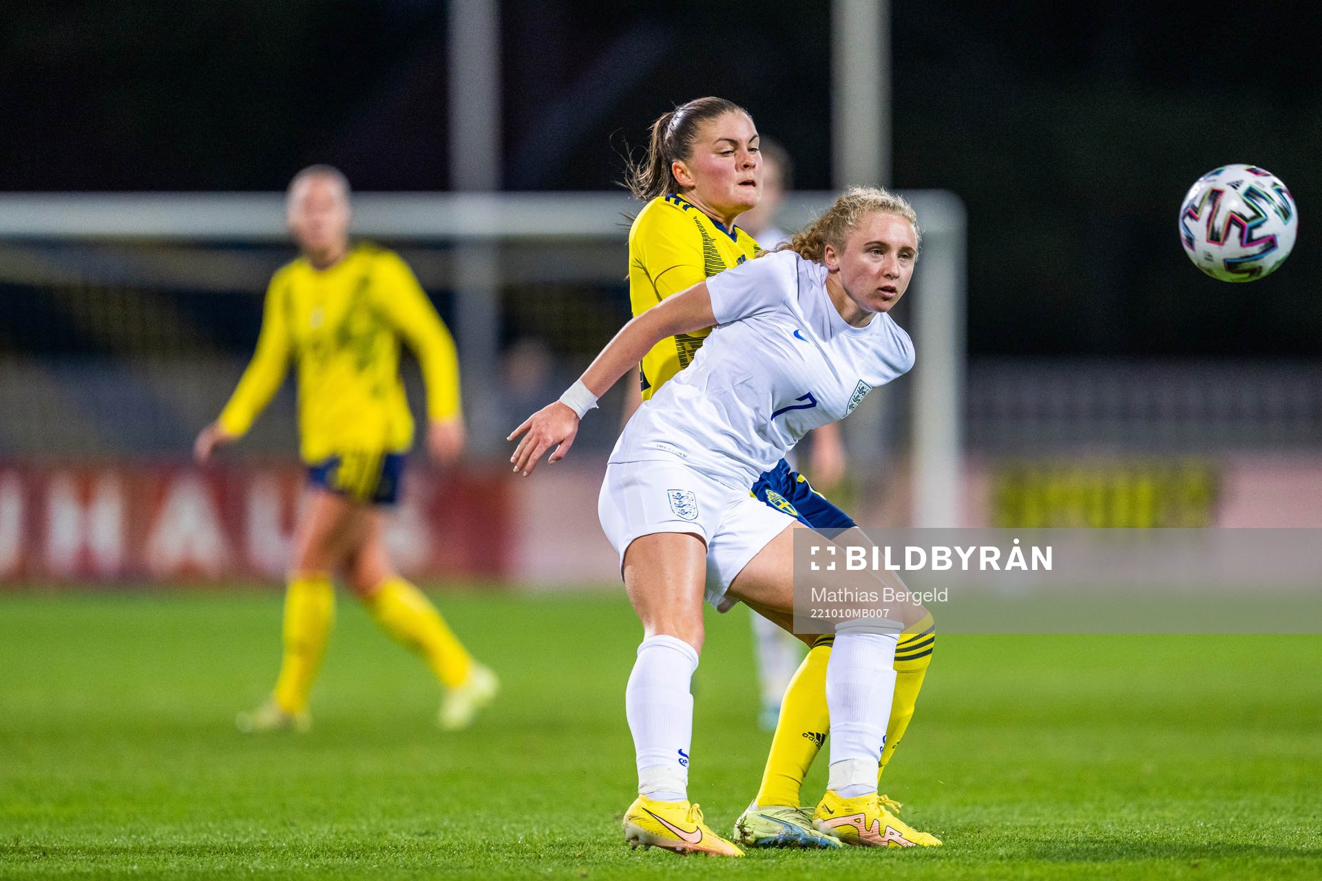 Hanna Wijk of Sweden and Katie Robinson of England