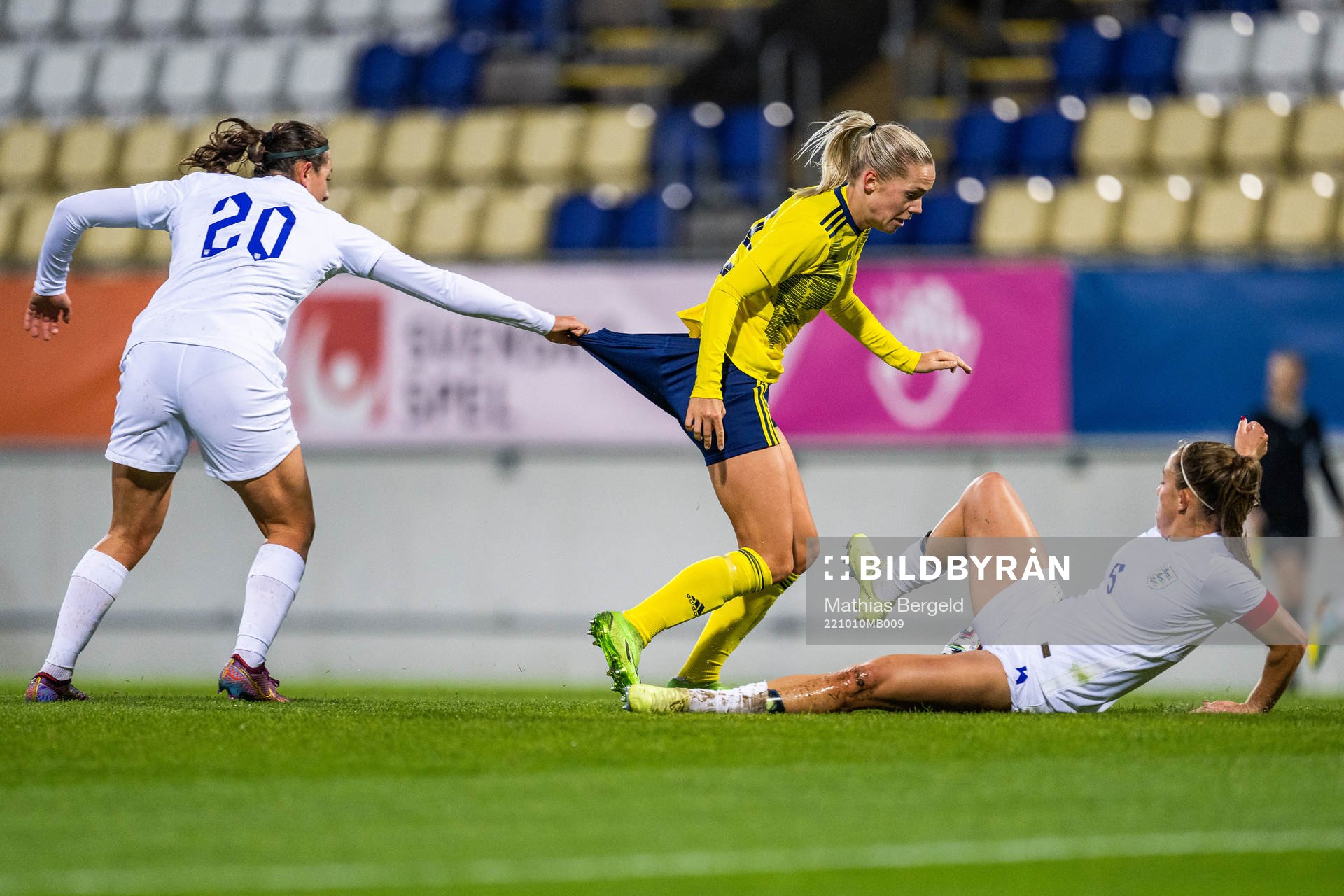 Mel Filis and Maya Le Tisssier of England compete for the