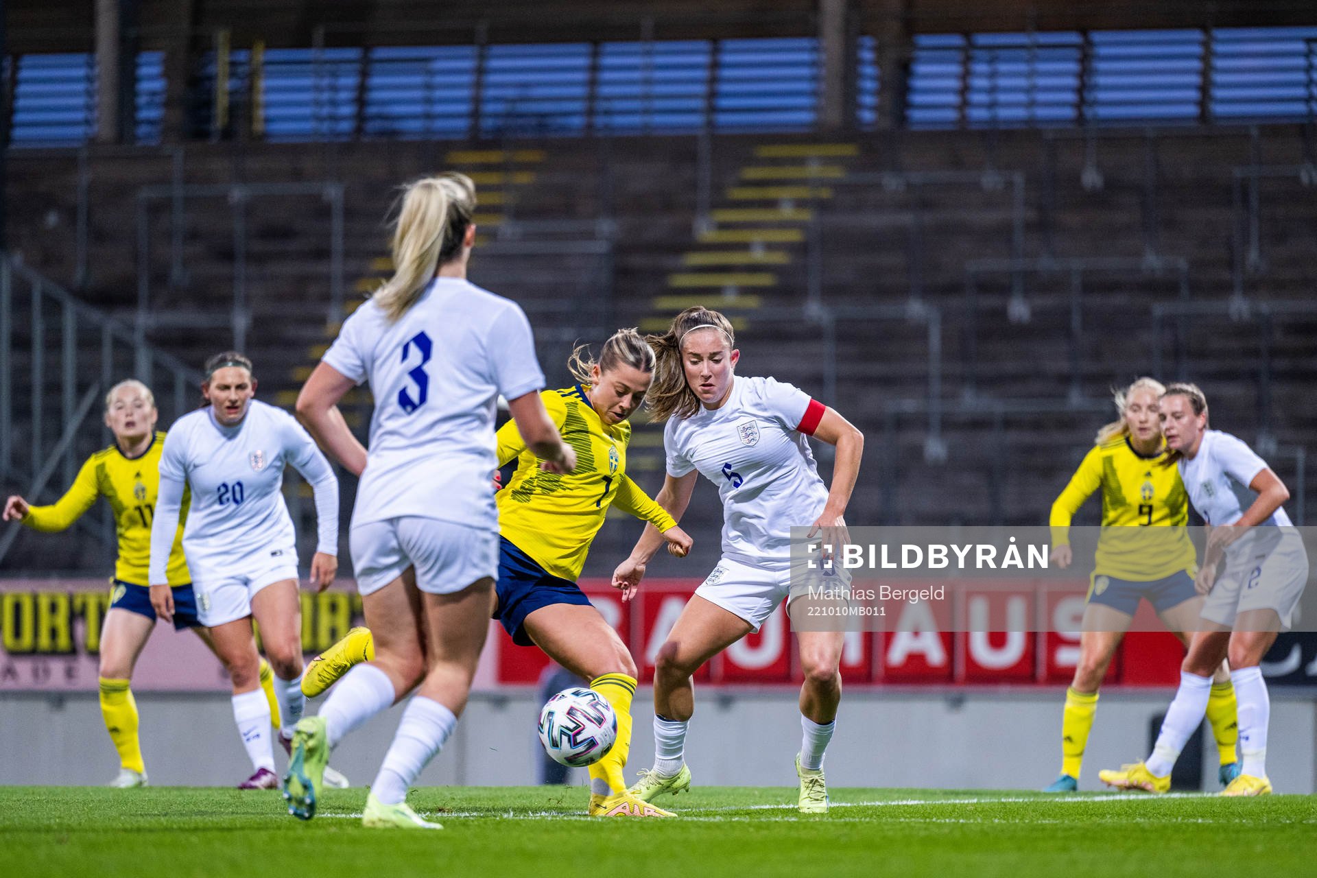 Cornelia Kapocs of Sweden and Maya Le Tisssier of England